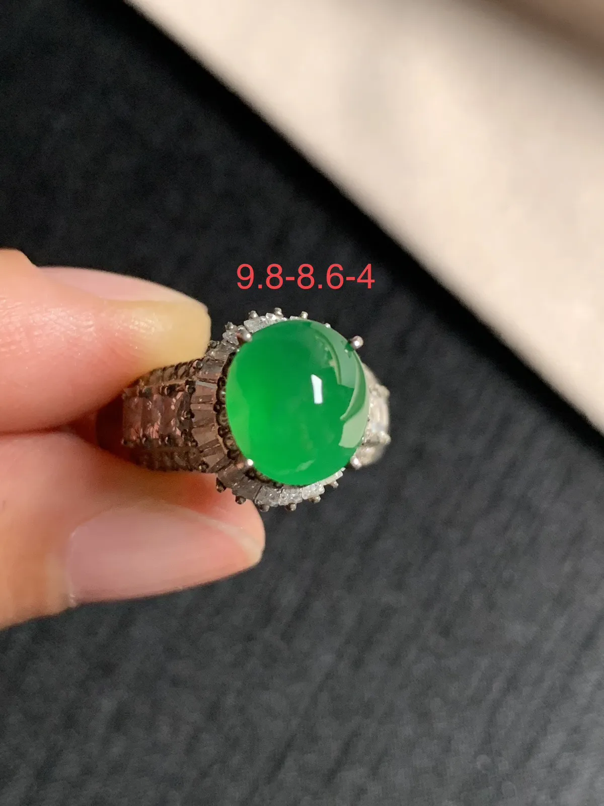 高冰辣阳绿馒头戒面
无纹裂，种好色好品相好，色泽浓郁艳丽，老坑种冰透水灵饱满圆润