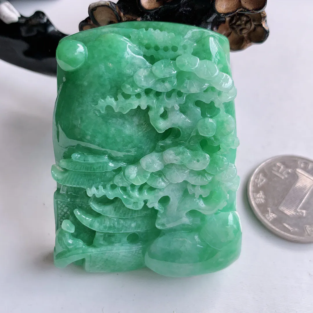 冰润满绿翡翠山水牌吊坠 寓意“常青、背靠大山、水（财）长流 平安之意”生机盎然的翠意，一眼既心醉 ，雕工精致， 佩戴效果优雅迷人！#881.1尺寸53*40*13