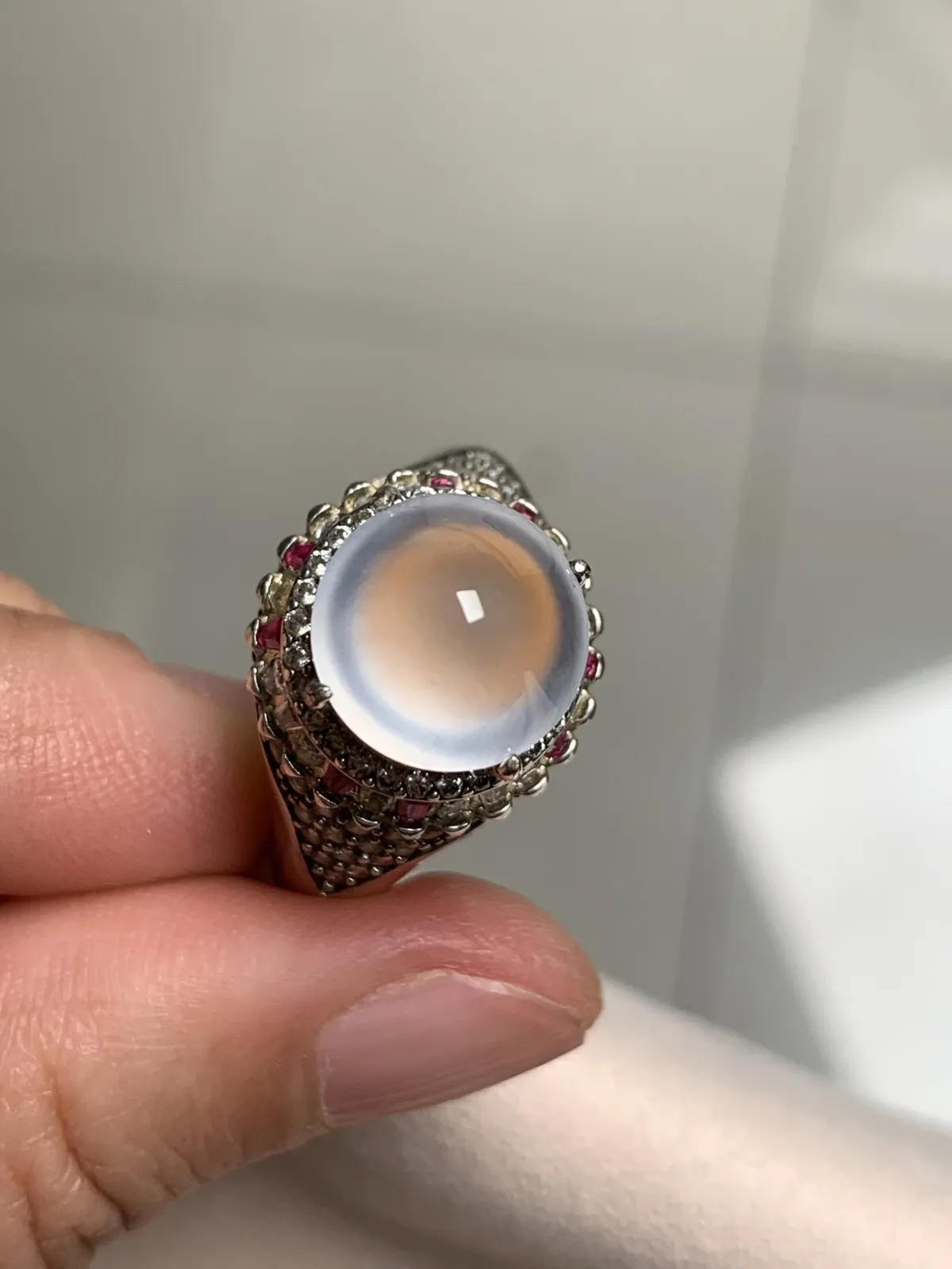 高冰正圆馒头戒面
无纹裂，老坑种强荧光，钢性十足纯净饱满