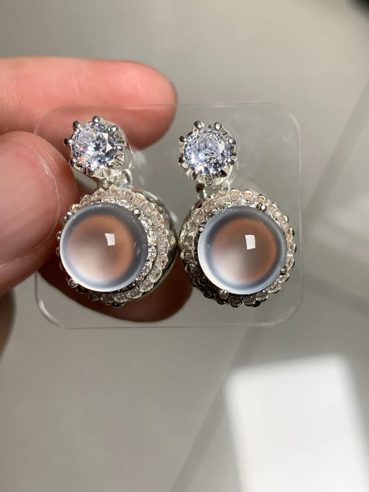 高冰玻璃种正圆耳钉
无纹裂，老坑种强荧光，钢性十足纯净饱满