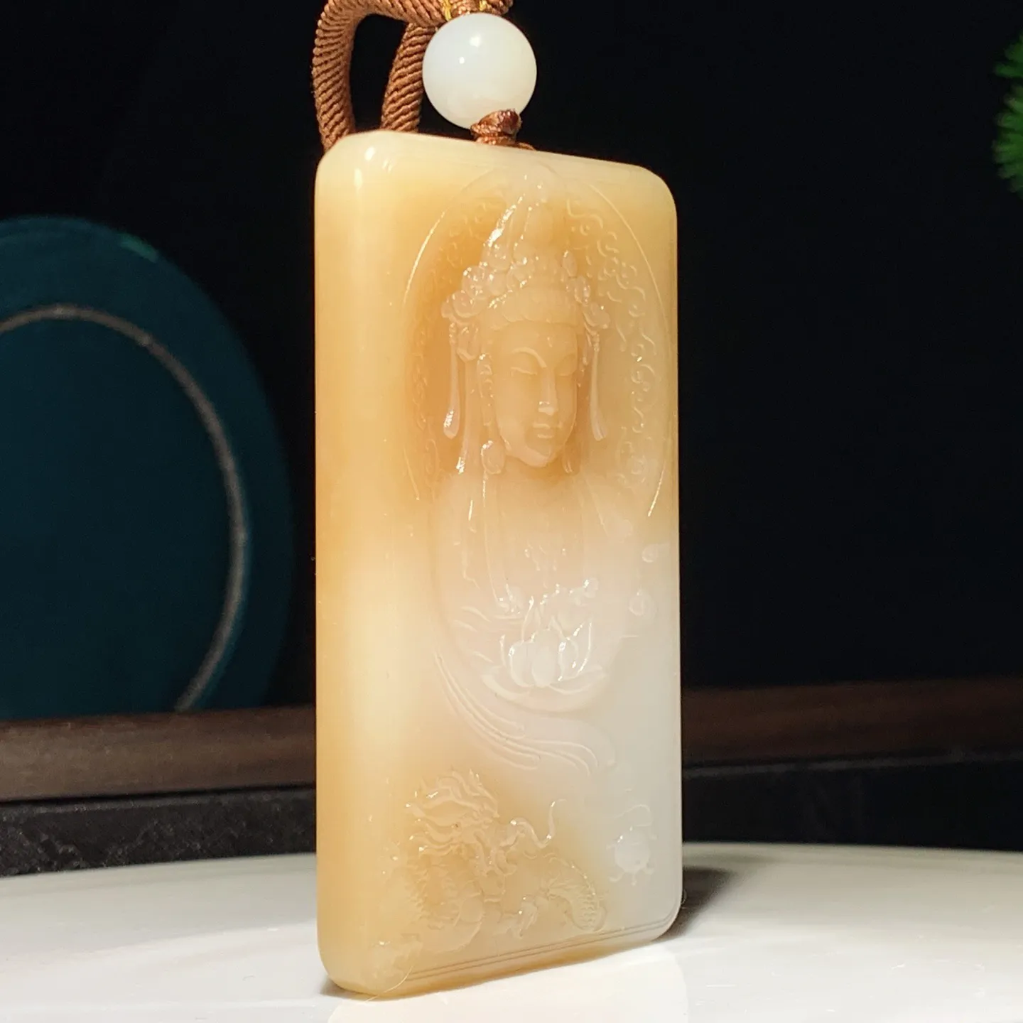 新疆和田玉羊脂白且末糖御龙观音牌子挂件。尺寸72/41/10重76克 无裂无杂 玉质细腻油润 底色纯净 脂粉好，品质好。lt250106