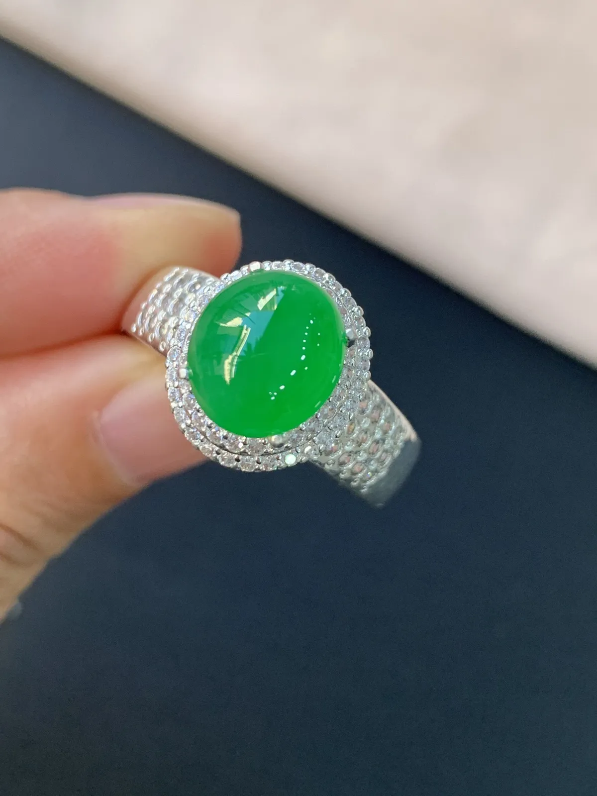 冰种正阳绿馒头戒面
无纹裂，种好色好品相好，正阳绿色泽艳丽纯正，老坑种冰透水灵饱满圆润