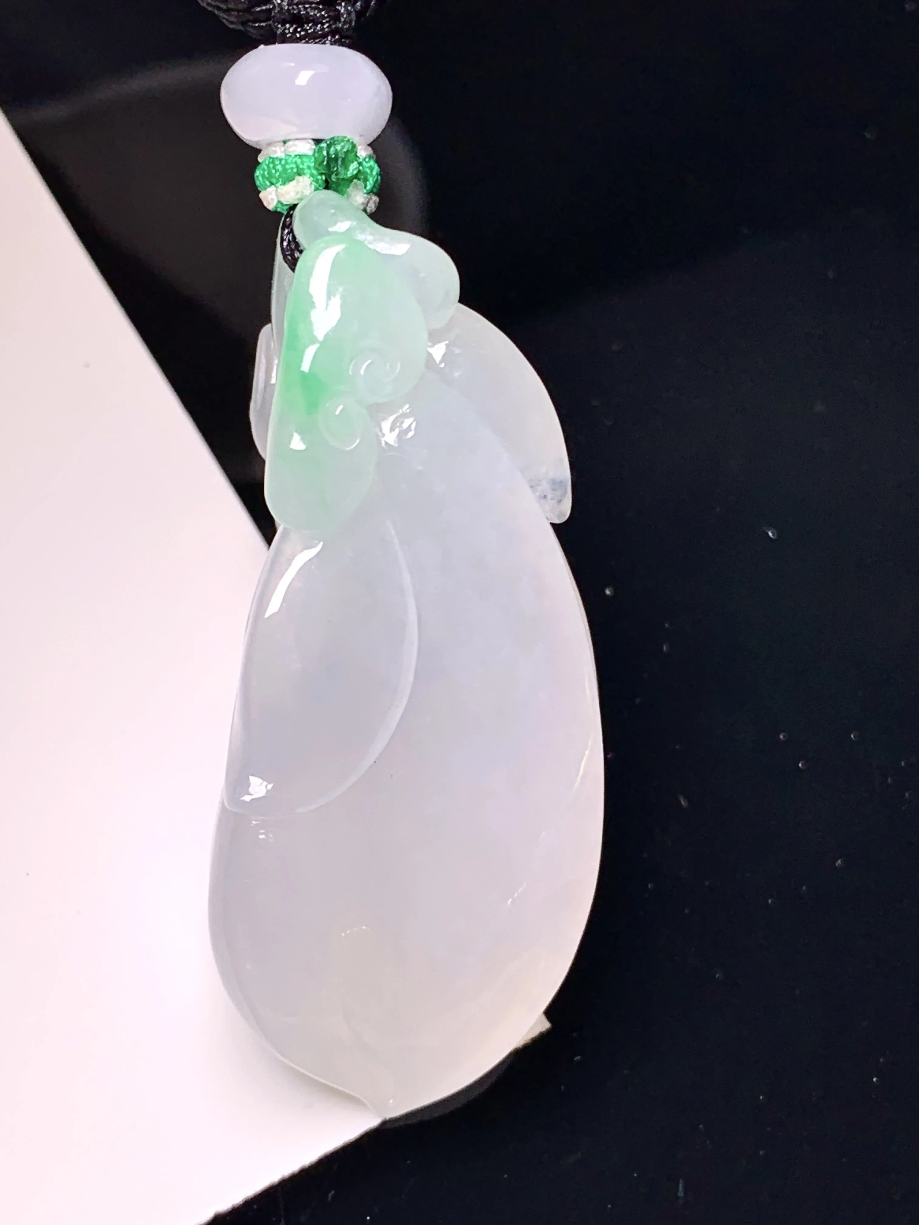 冰种花蕾吊坠 玉质细腻 色泽艳丽清新 整体尺寸41.6*19.5*17.5