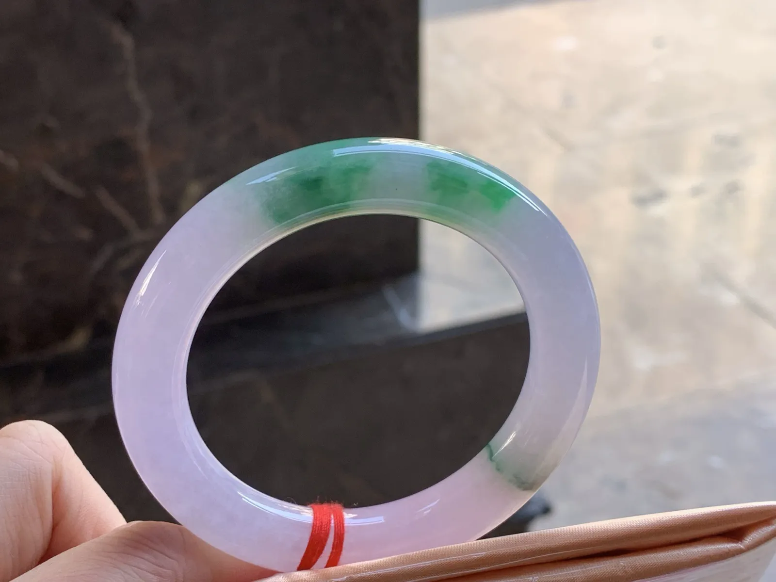 56-11.4

糯冰春彩圆条手镯^_^
颜色漂亮水润