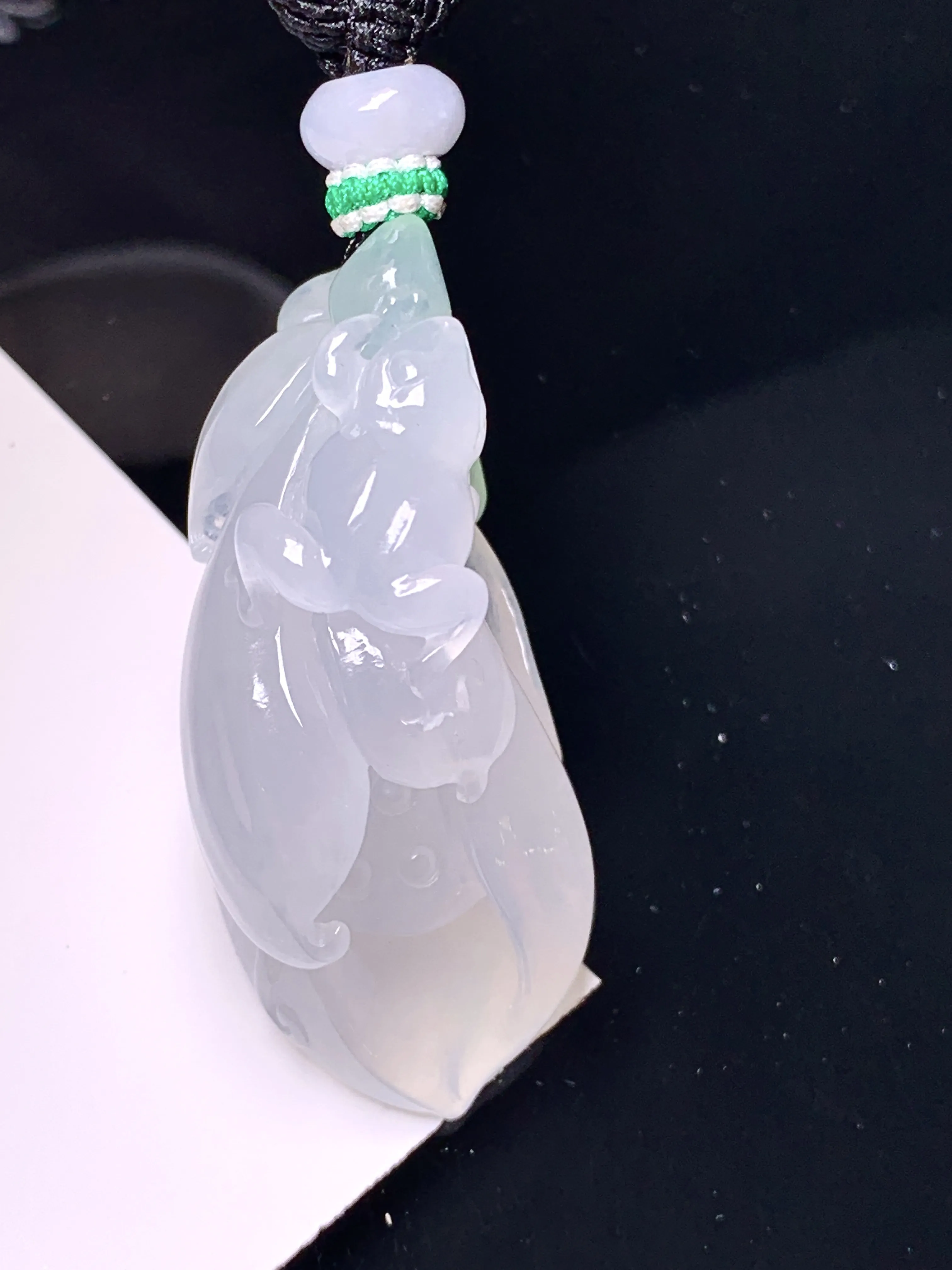 冰种花蕾吊坠 玉质细腻 色泽艳丽清新 整体尺寸41.6*19.5*17.5