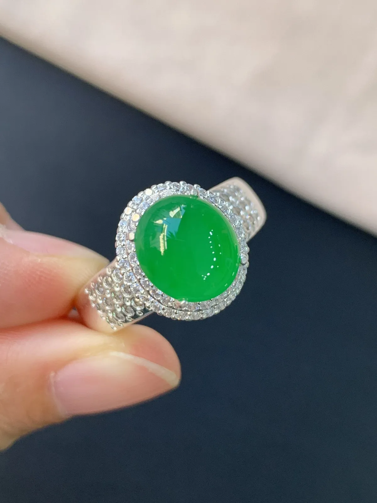 冰种正阳绿馒头戒面
无纹裂，种好色好品相好，正阳绿色泽艳丽纯正，老坑种冰透水灵饱满圆润