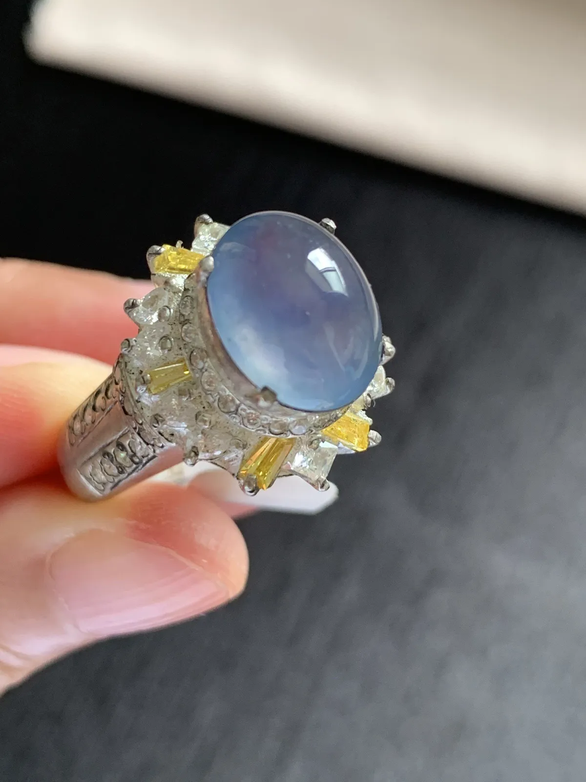 高冰紫罗兰馒头戒面
无纹裂，种好色美品相好，色泽浓郁艳丽，老坑种冰透水灵饱满圆润