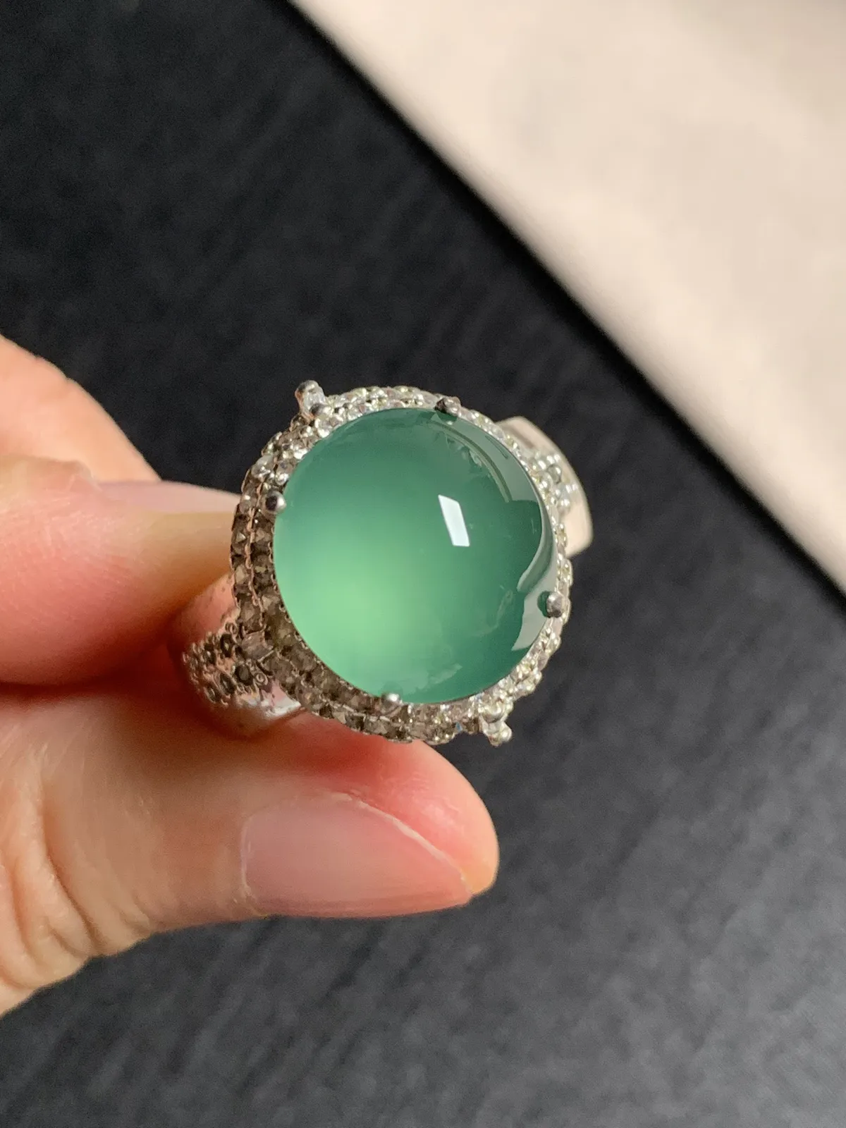 高冰湖水蓝馒头戒面
无纹裂，种好色美品相好，颜色鲜艳漂亮，老坑种冰透水灵饱满圆润