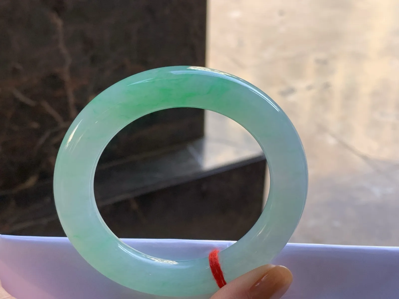 55.5-12.1

糯冰带色圆条手镯^_^ 种好水润