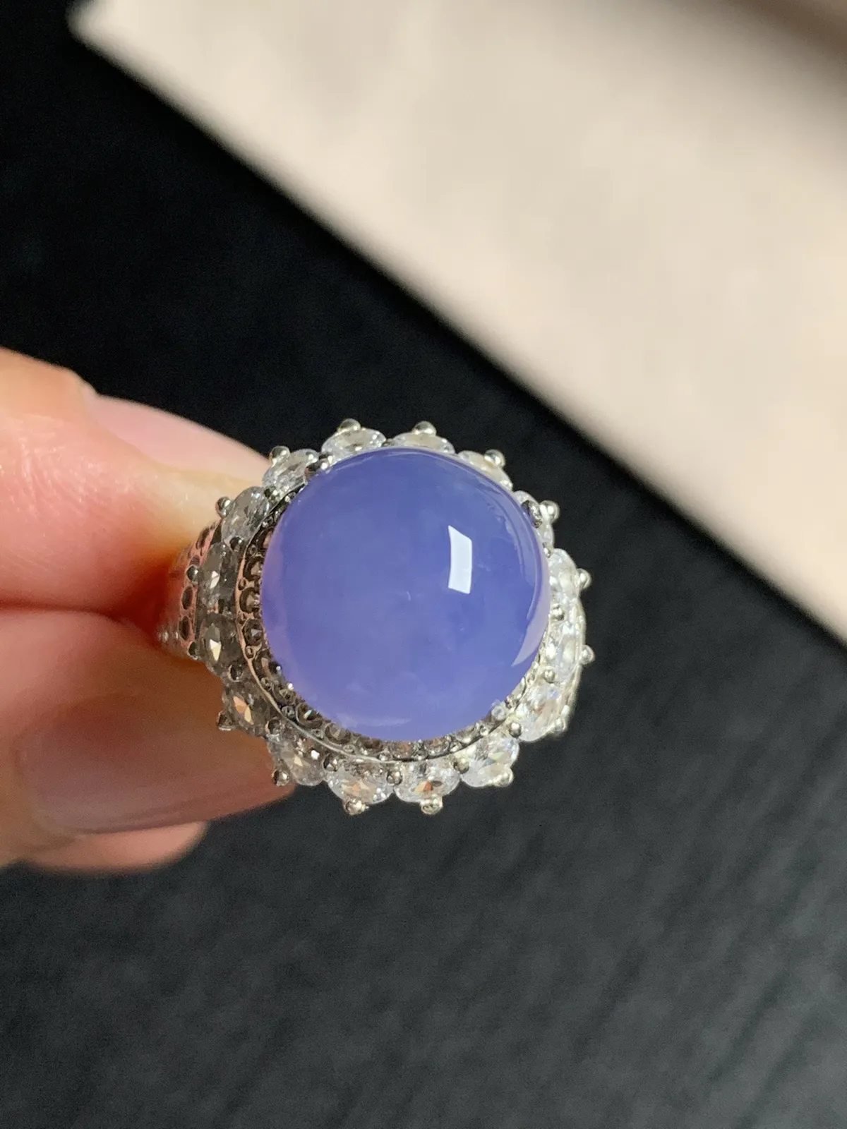 紫罗兰馒头戒面，浓紫戒面
无纹裂，种好色美品相好，色泽浓郁艳丽，质地细腻水灵饱满圆润