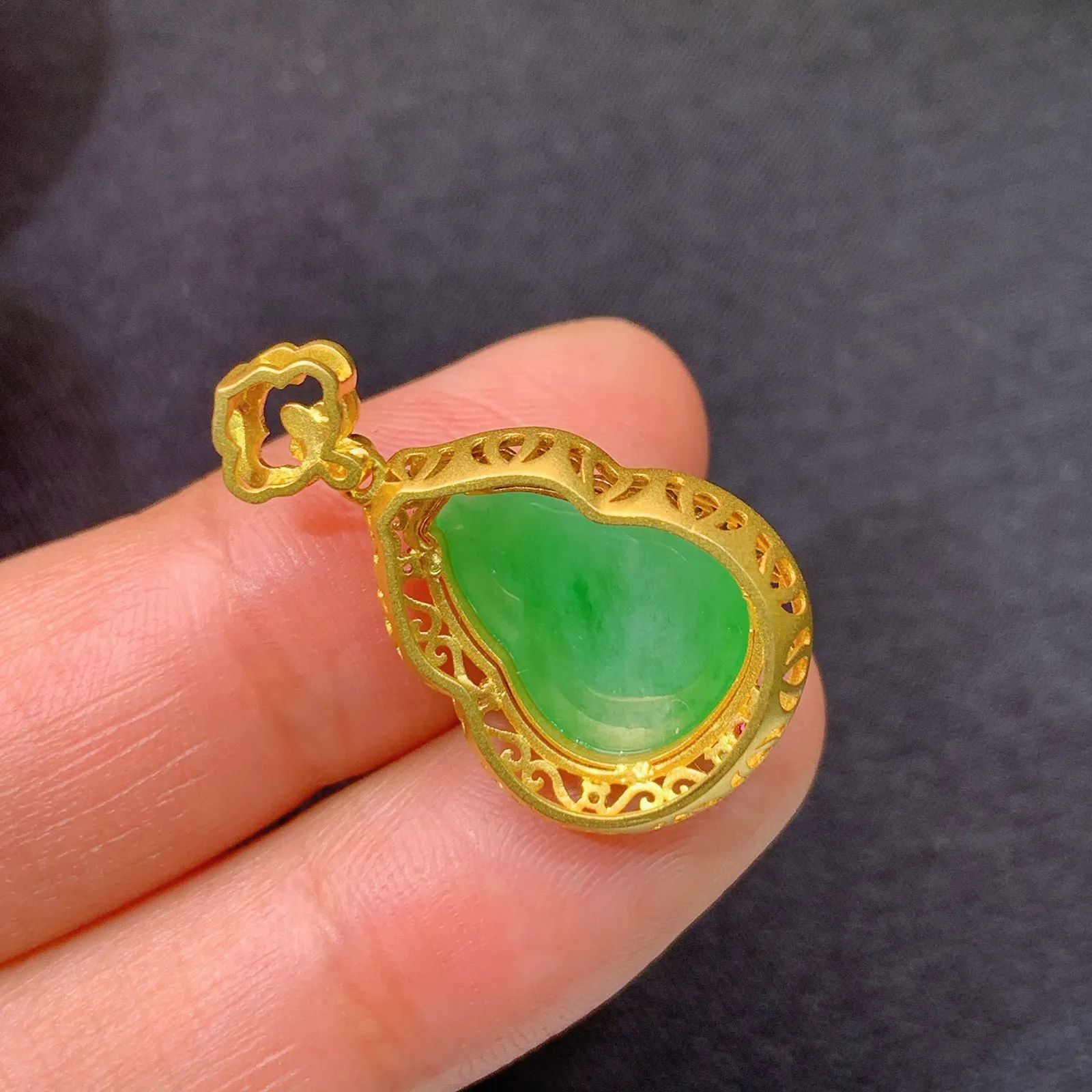 阳绿葫芦吊坠，18k金镶嵌，冰润色阳，玉质细腻，种水足，Of 尺寸26*15.2*8.8