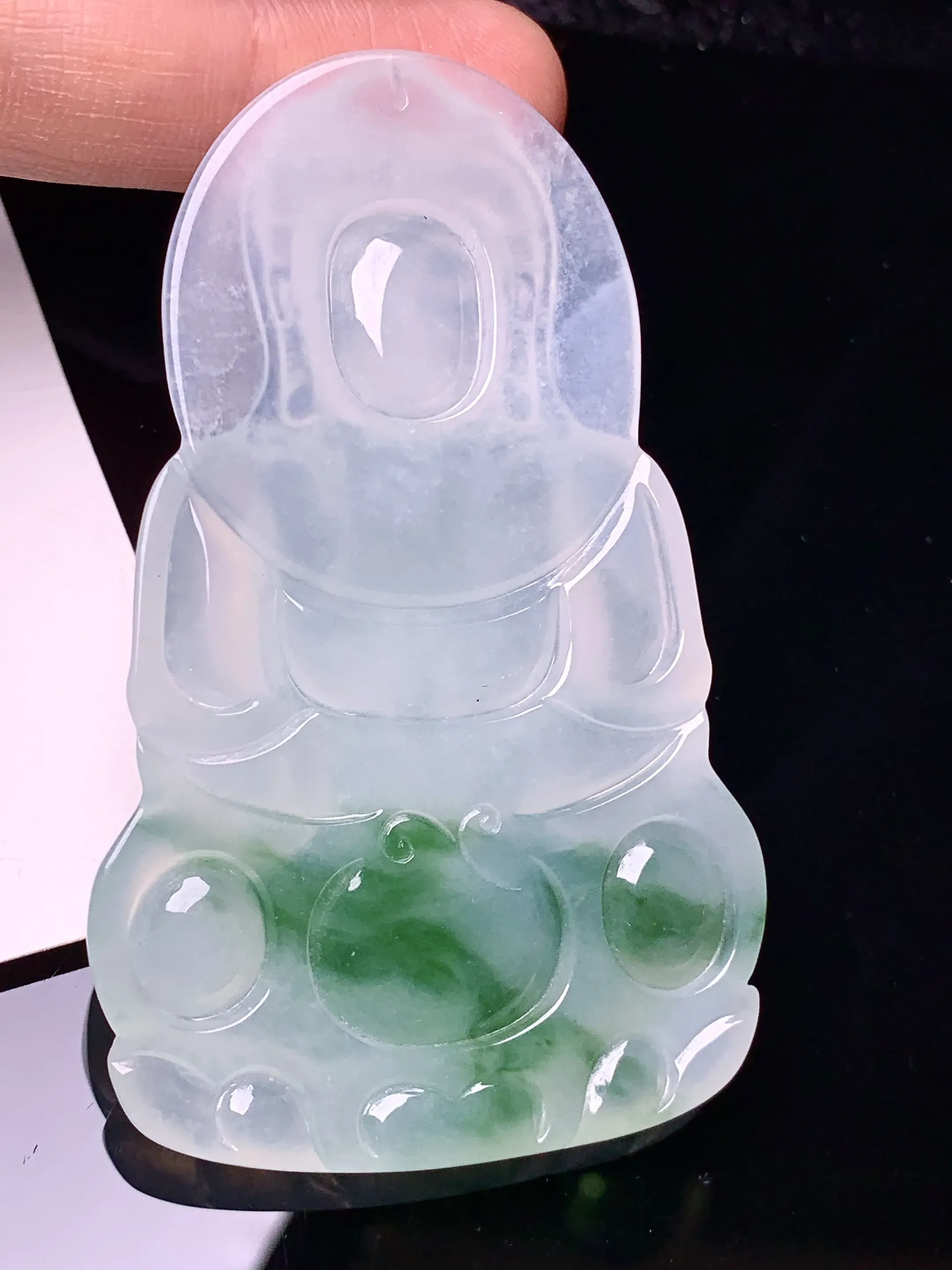 冰种飘绿观音菩萨吊坠 玉质细腻 色泽艳丽清新 整体尺寸65.5*40.6*6