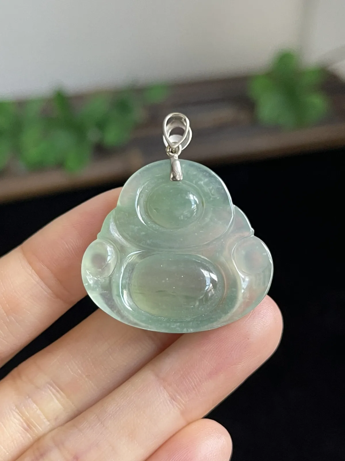 翡翠冰糯种淡绿色吊坠，伴钻石