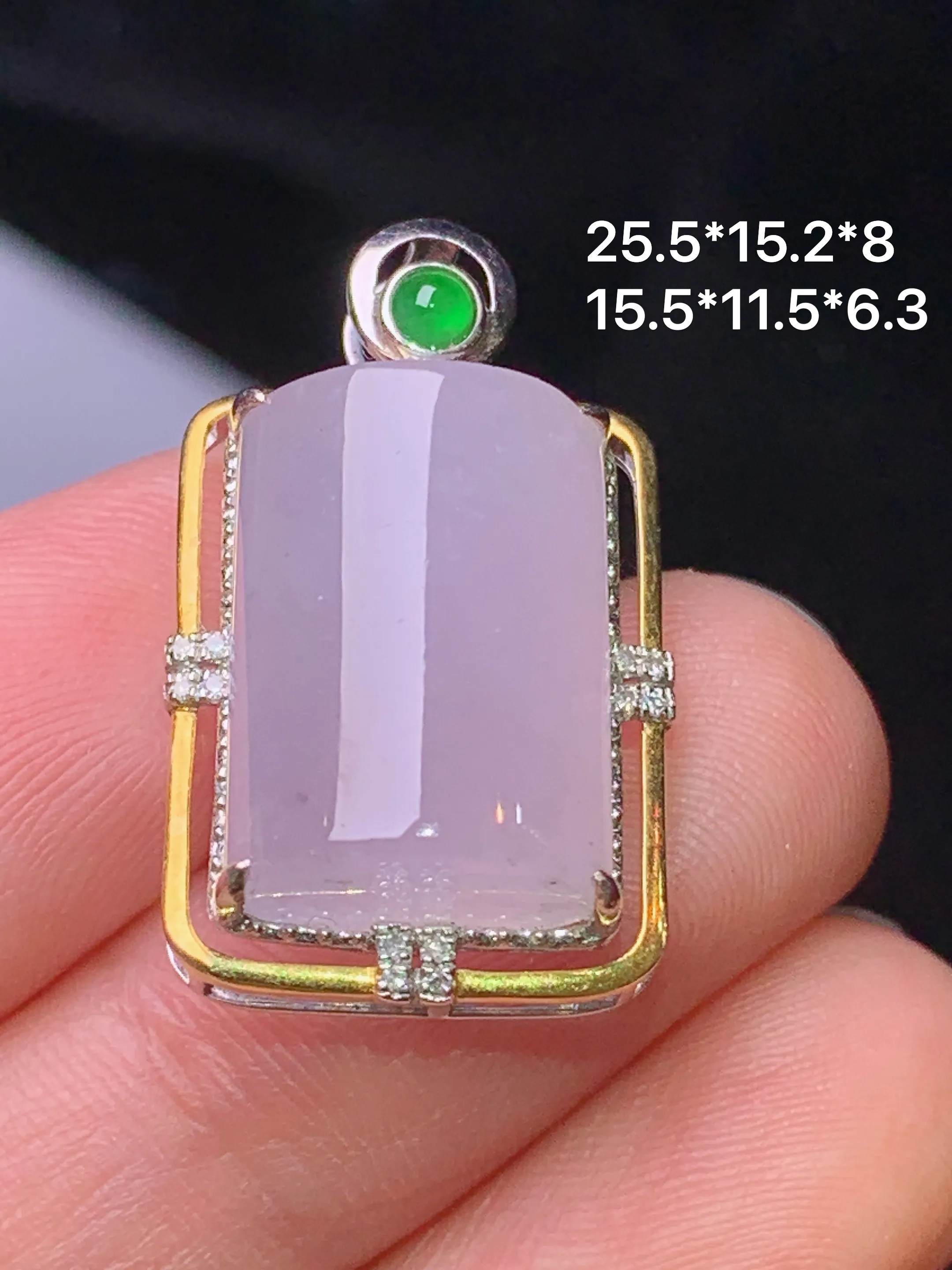 18k金钻镶嵌淡紫罗兰玉柱吊坠 玉质细腻 色泽艳丽清新 整体尺寸25.5*15.2*8