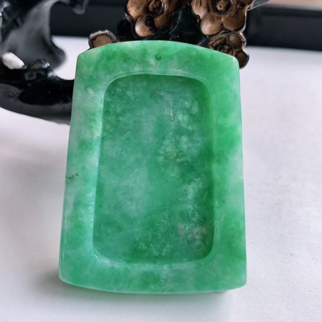 冰润满绿翡翠山水牌吊坠 寓意“常青、背靠大山、水（财）长流 平安之意”生机盎然的翠意，一眼既心醉 ，雕工精致， 佩戴效果优雅迷人！#881.1尺寸53*40*13