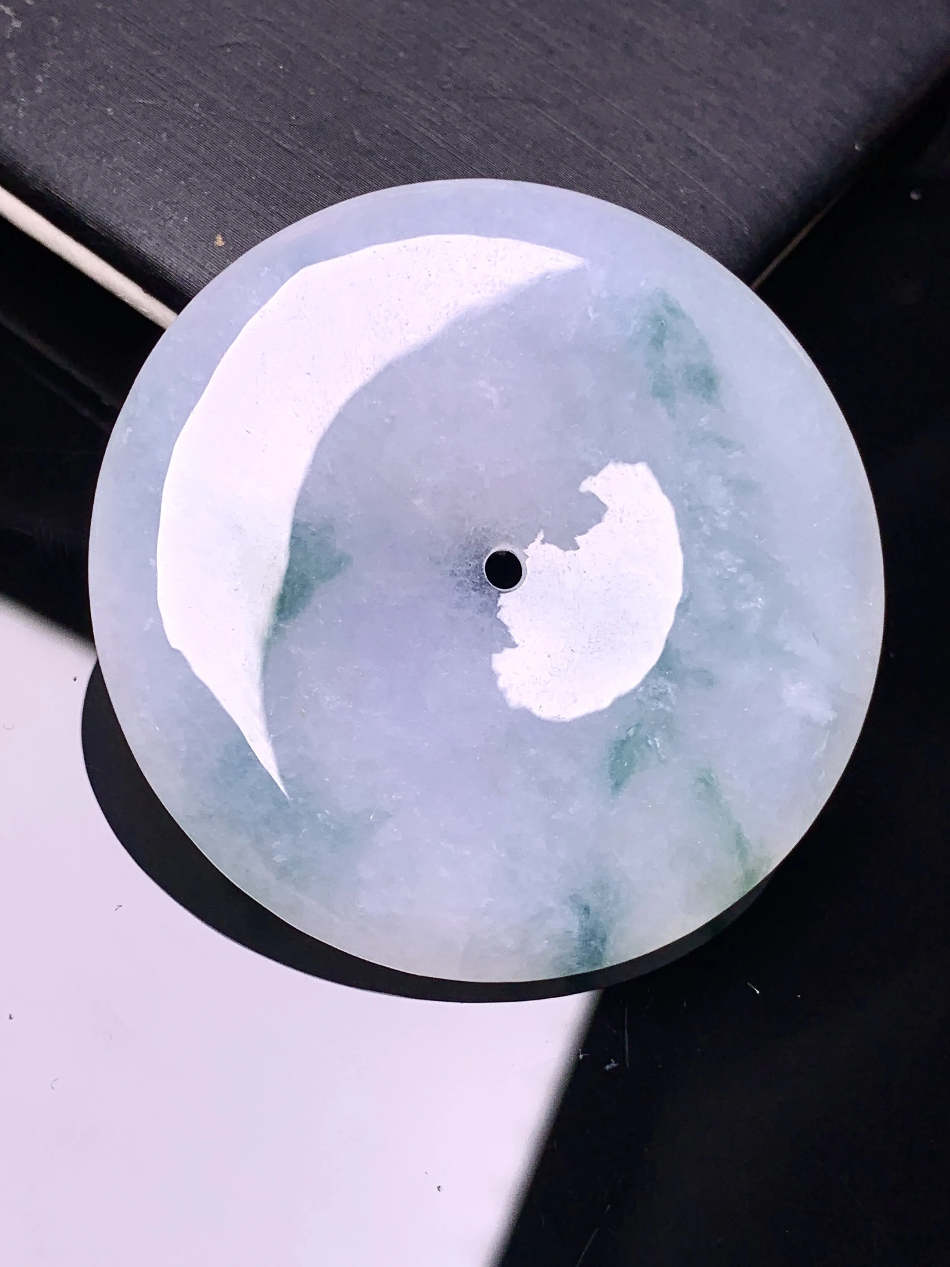 飘绿平安扣吊坠 玉质细腻 色泽艳丽清新 整体尺寸43.2*6