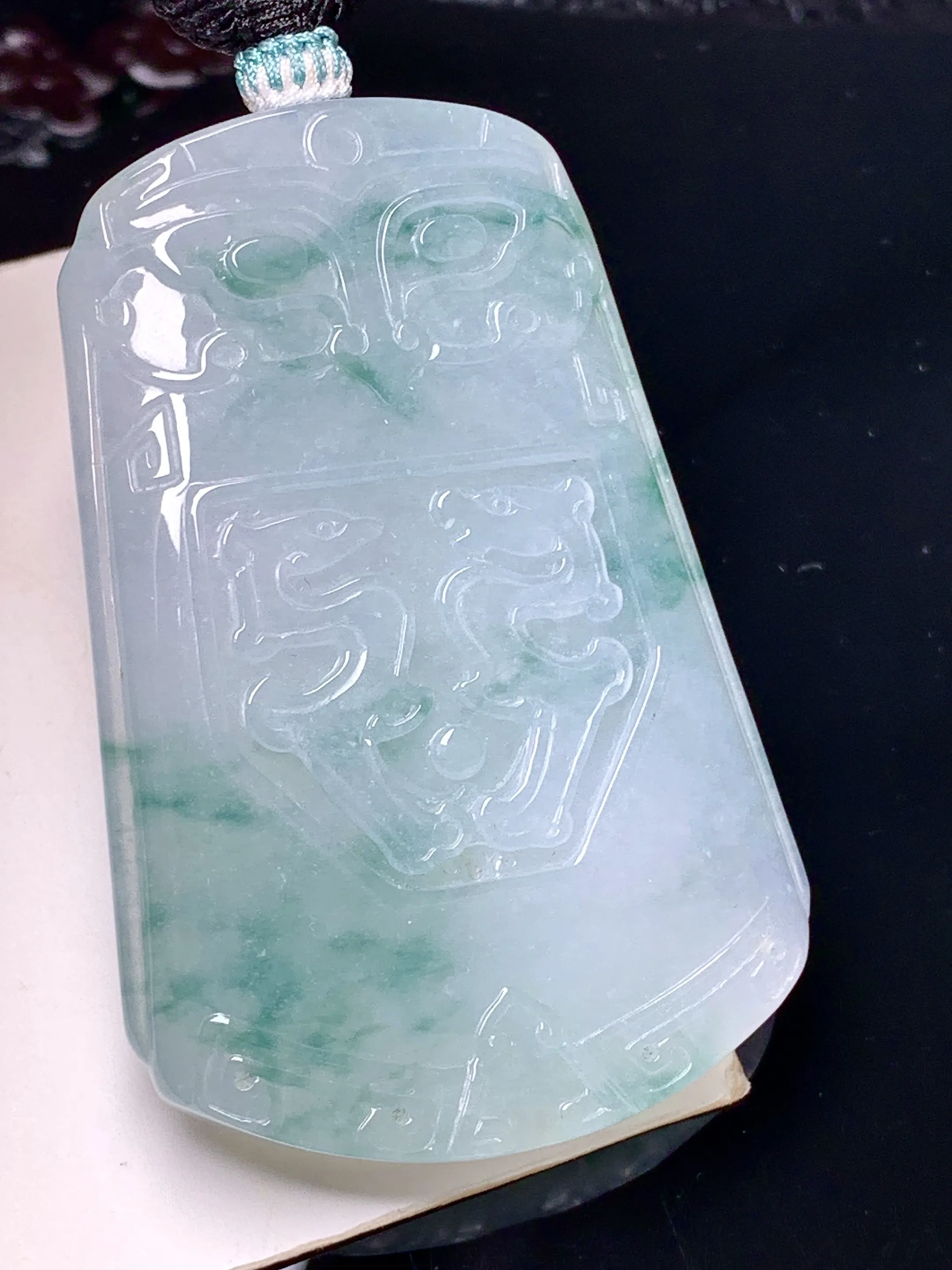 飘花无事牌吊坠 玉质细腻 色泽艳丽清新 整体尺寸56.2*38.2*6.2