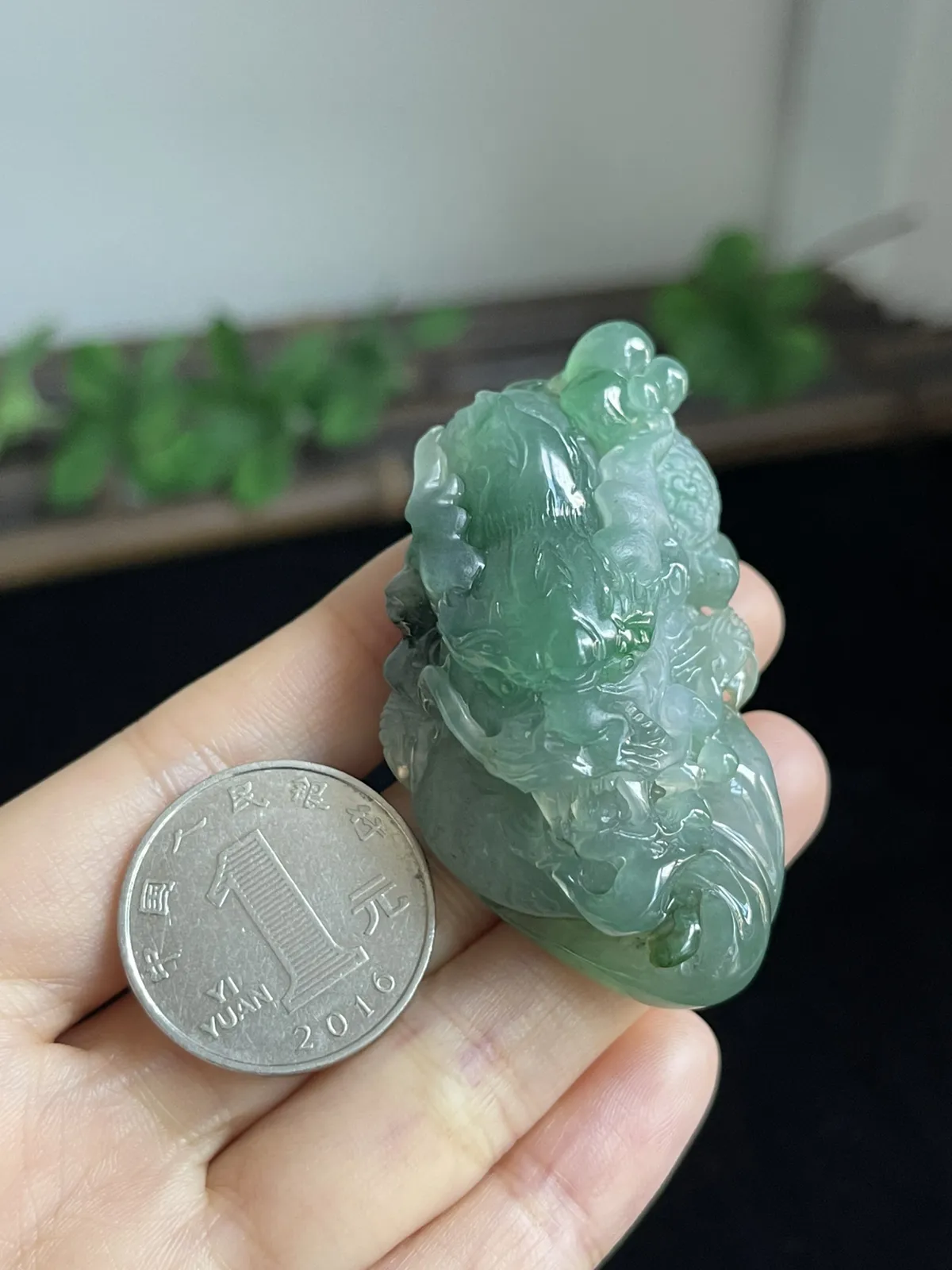 翡翠冰糯种飘绿吊坠