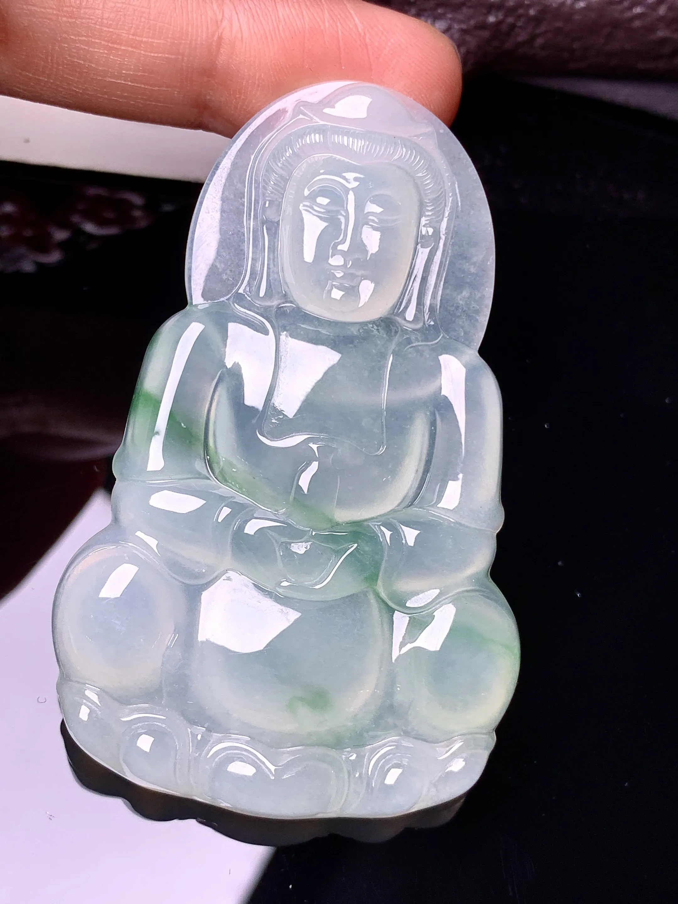 冰种飘绿观音菩萨吊坠 玉质细腻 色泽艳丽清新 整体尺寸64.2*40.5*6