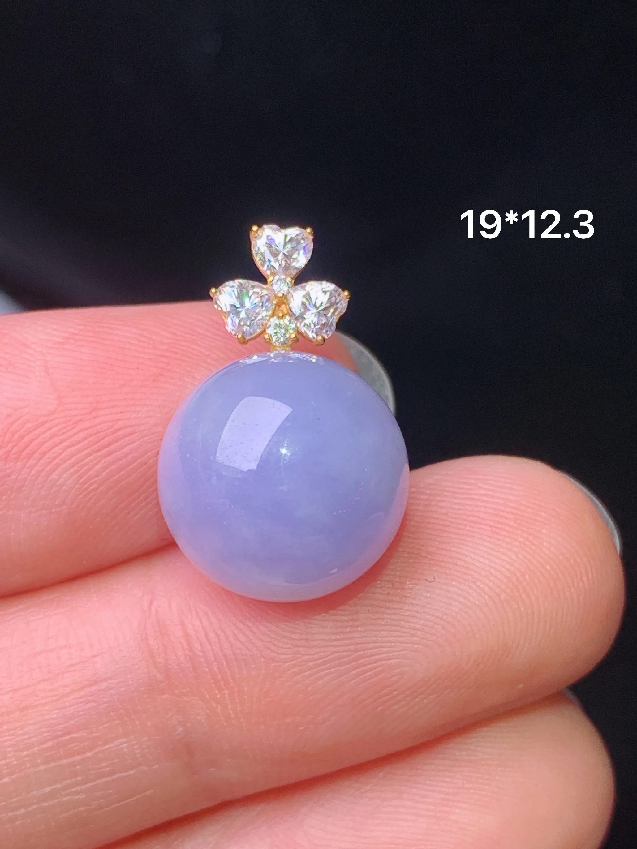 18k金莫桑钻镶嵌紫罗兰圆珠吊坠 玉质细腻 色泽艳丽清新 整体尺寸19*12.3