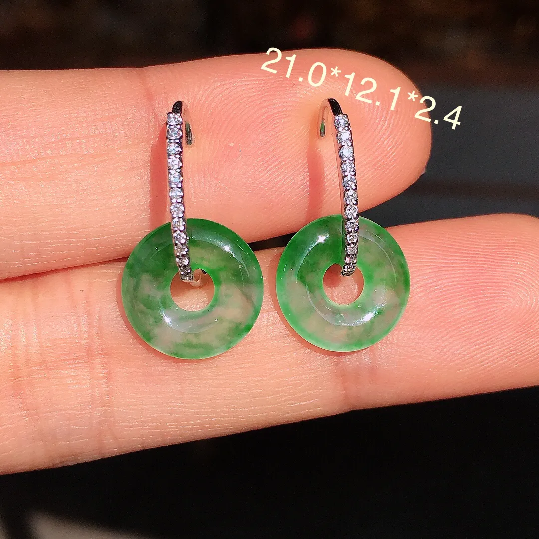 飘绿平安扣耳坠，色泽艳丽，玉质细腻，荧光感超
强，饱满圆润，尽显优雅气质，18k
金豪华镶嵌