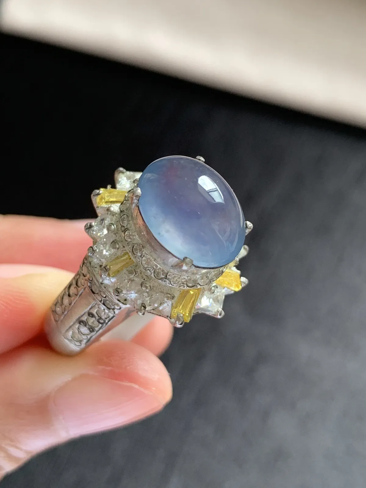 高冰紫罗兰馒头戒面
无纹裂，种好色美品相好，色泽浓郁艳丽，老坑种冰透水灵饱满圆润