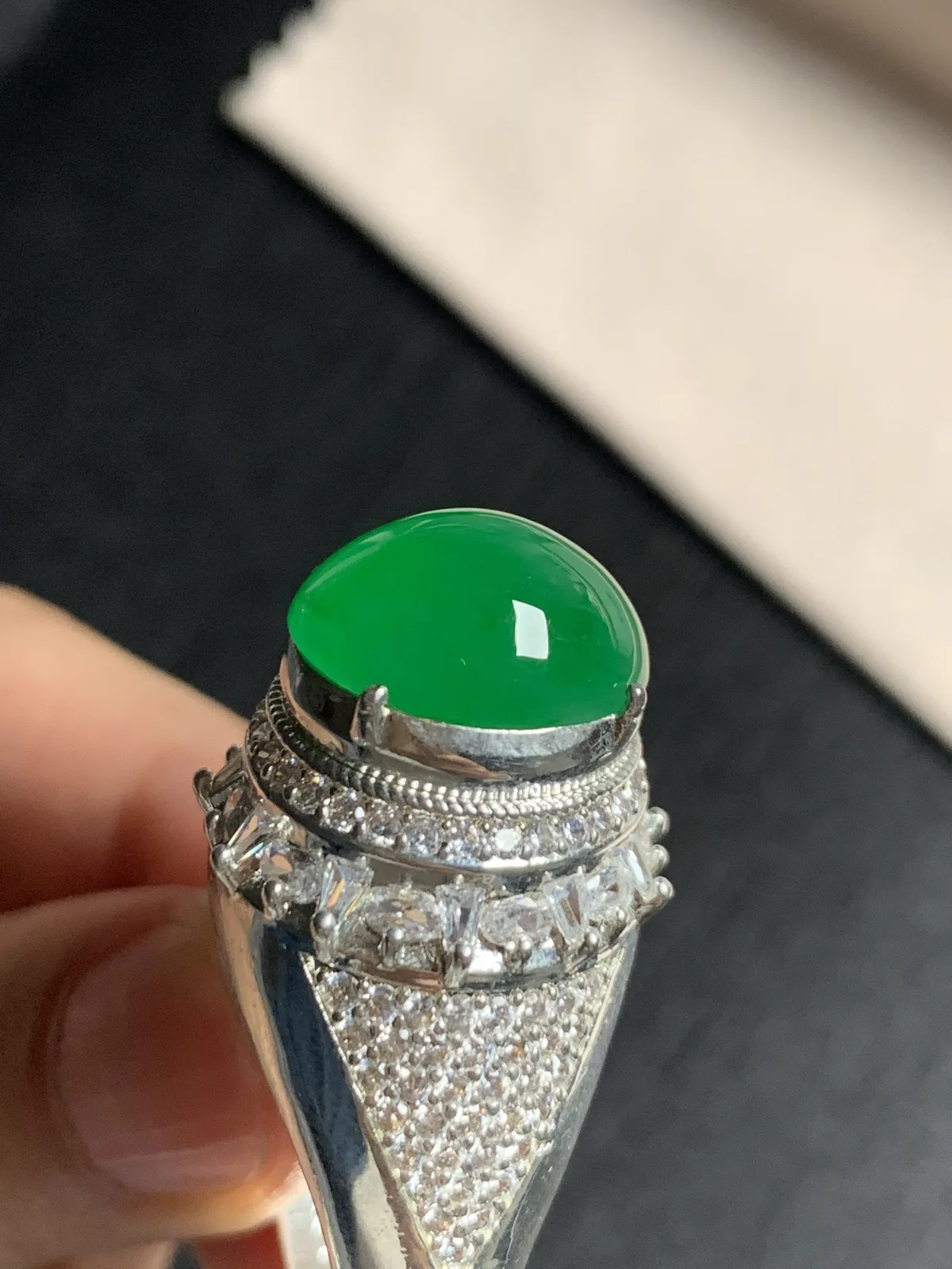 高冰阳绿馒头戒面
无纹裂，种好色好品相好，高品质戒面