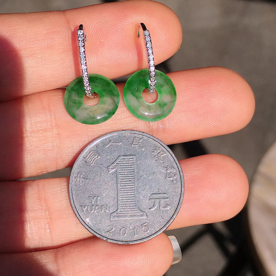 飘绿平安扣耳坠，色泽艳丽，玉质细腻，荧光感超
强，饱满圆润，尽显优雅气质，18k
金豪华镶嵌