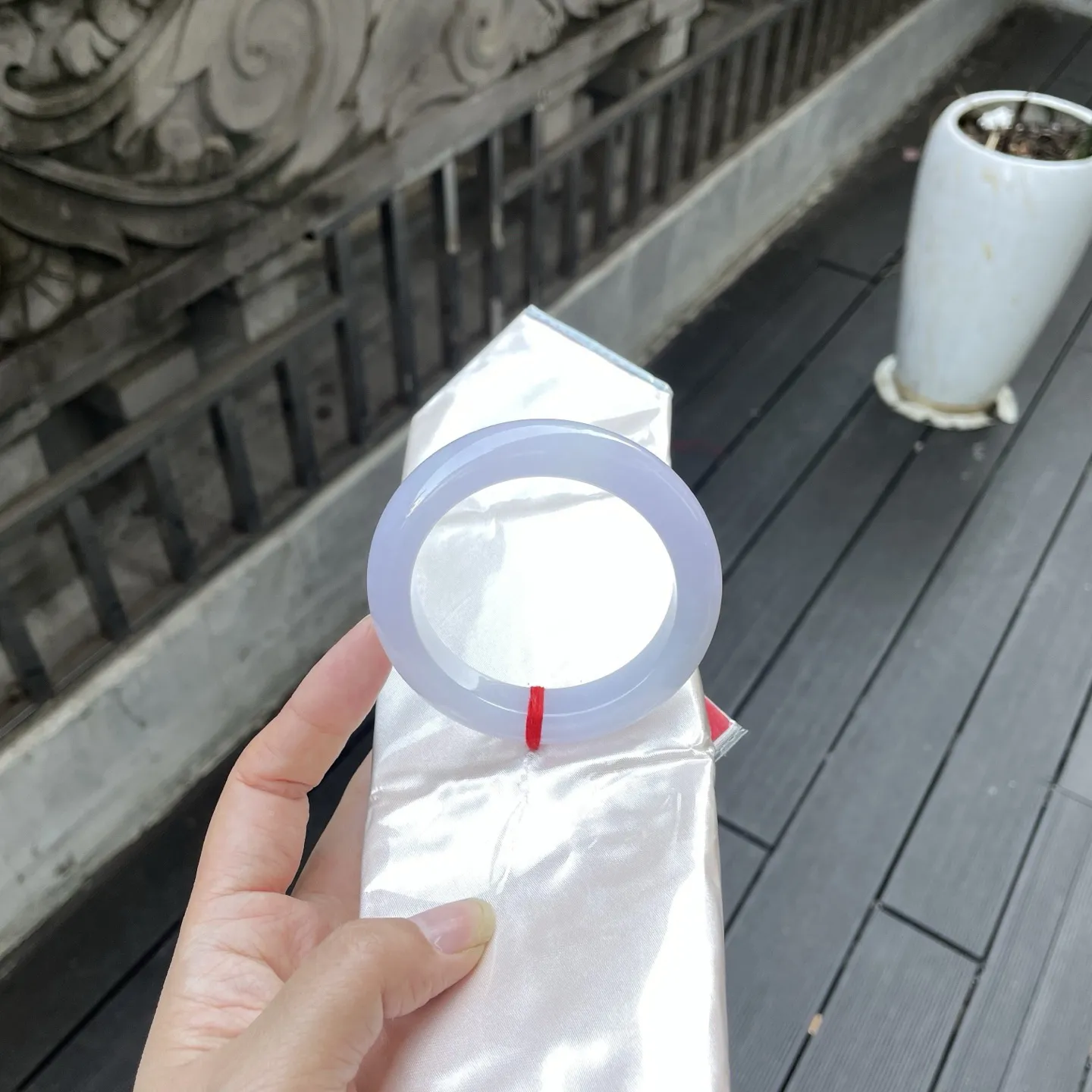 56圈口，紫底，
如晴夜薄云遮月，通透的肌理间藏着淡淡紫韵，圆融镯形衬得玉色愈发清雅脱俗～