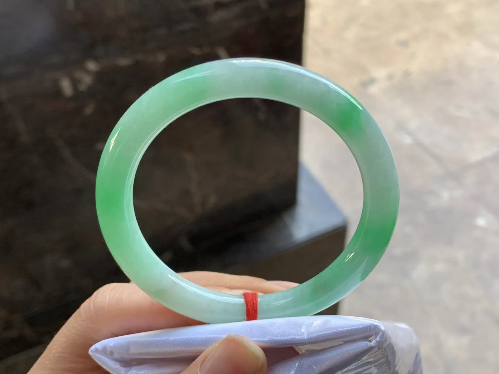 56-8.4

阳绿色圆条手镯^_^颜色好看 细腻