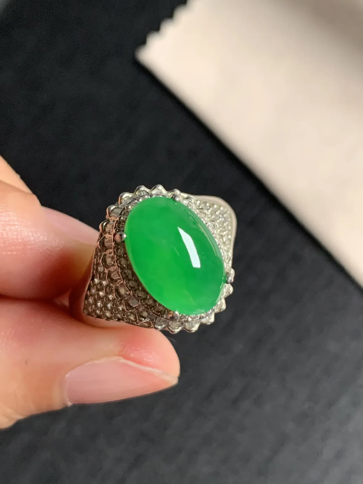 冰阳绿戒面
无纹裂，种好色好品相好，正阳绿色泽艳丽纯正，老坑种质地细腻冰透水灵