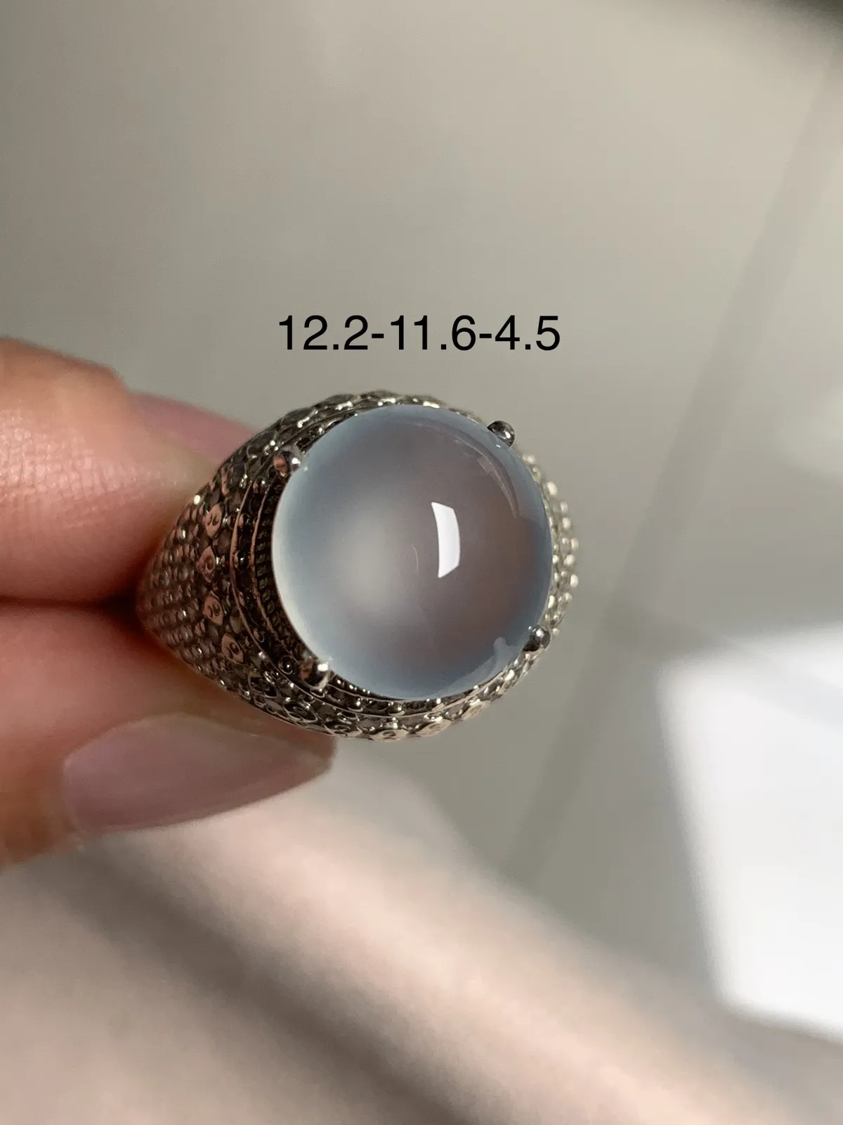 冰种圆戒面
无纹裂，老坑种冰透水灵饱满圆润