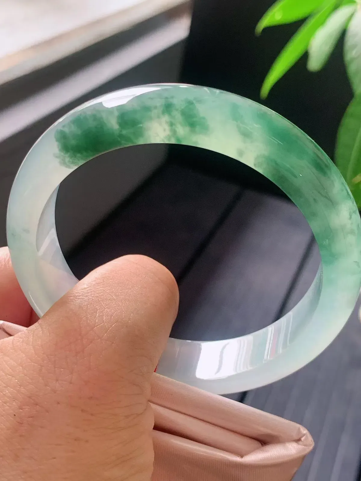 【翡翠名称】老种冰飘花58.8正圈口手镯
【翡翠尺寸】58.8/14/8.5mm适合正圈口佩戴
【翡翠描述】宝贝种老水足，玉质细腻，色泽靓丽，性价比高，佩戴效果好！
【其它赠送】权威证书/精美挂绳盒子/支持全国复检