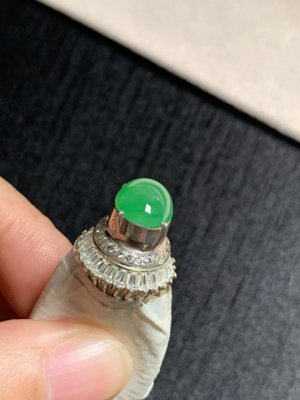 冰阳绿戒面
无纹裂，种好色好品相好，颜色鲜艳明亮，老坑种冰透水灵饱满圆润