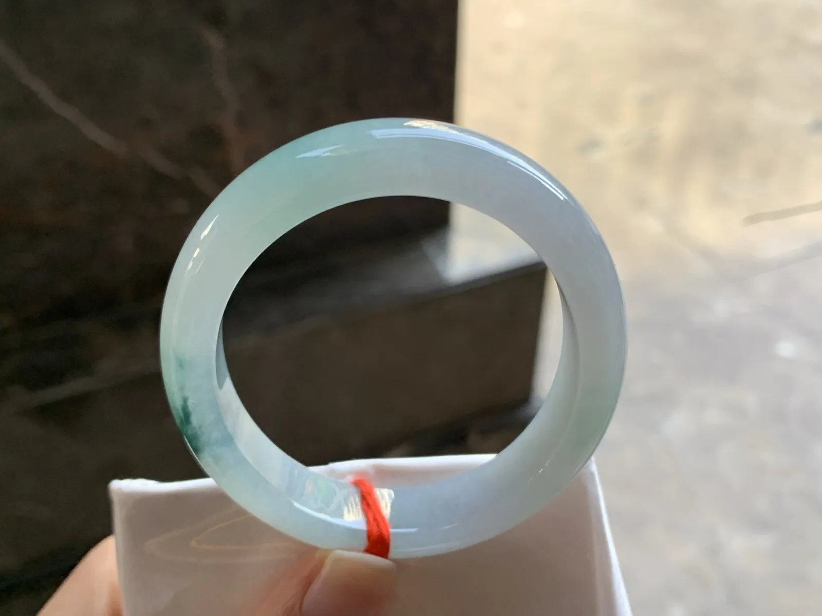 53-11-7.5

蓝花贵妃手镯^_^玉质温润 细腻 正圈51可以带