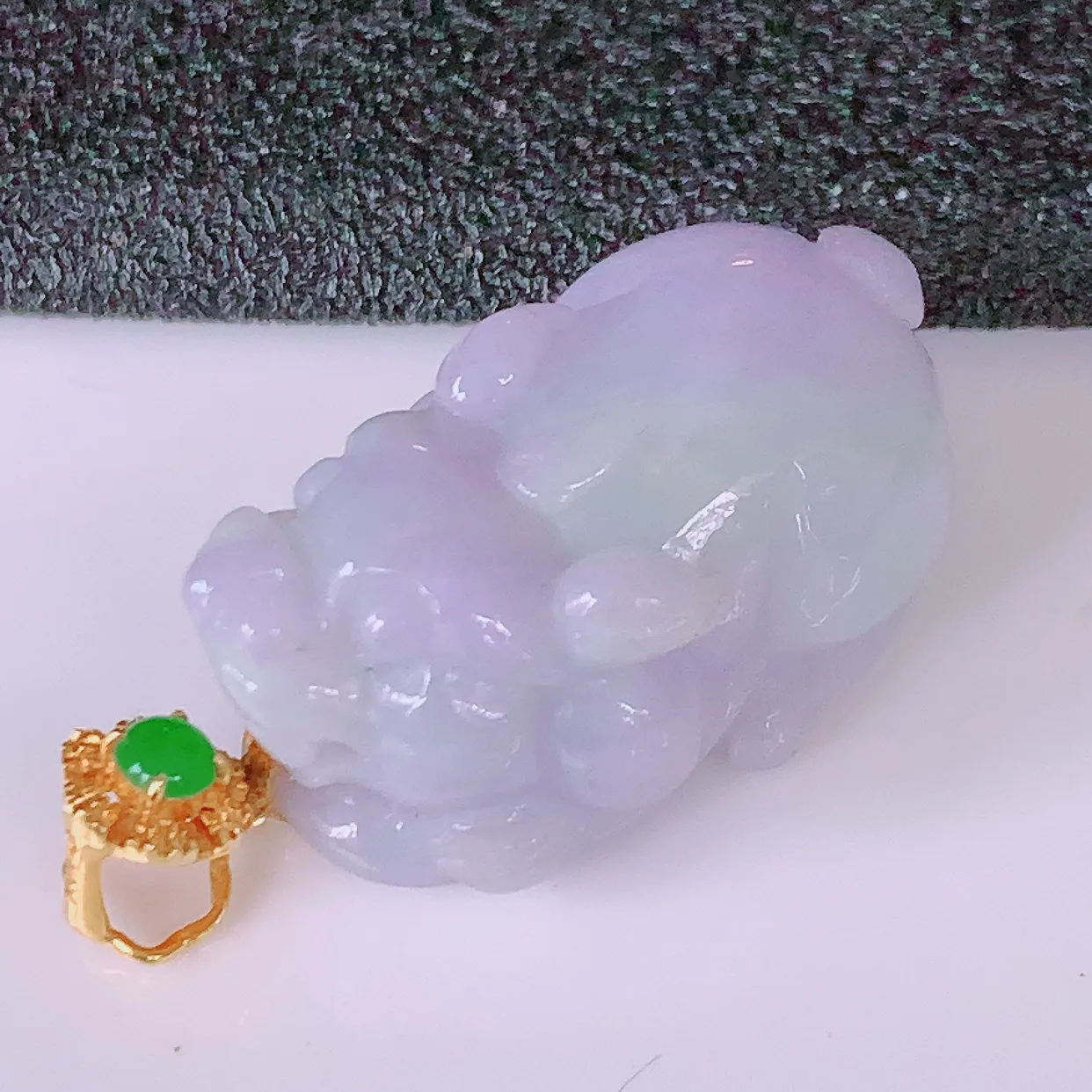 自然光实拍，18k金镶嵌冰润紫罗兰翡翠招财貔貅吊坠，沁人心脾，精致典雅的设计，为佩戴者，增添色彩，送