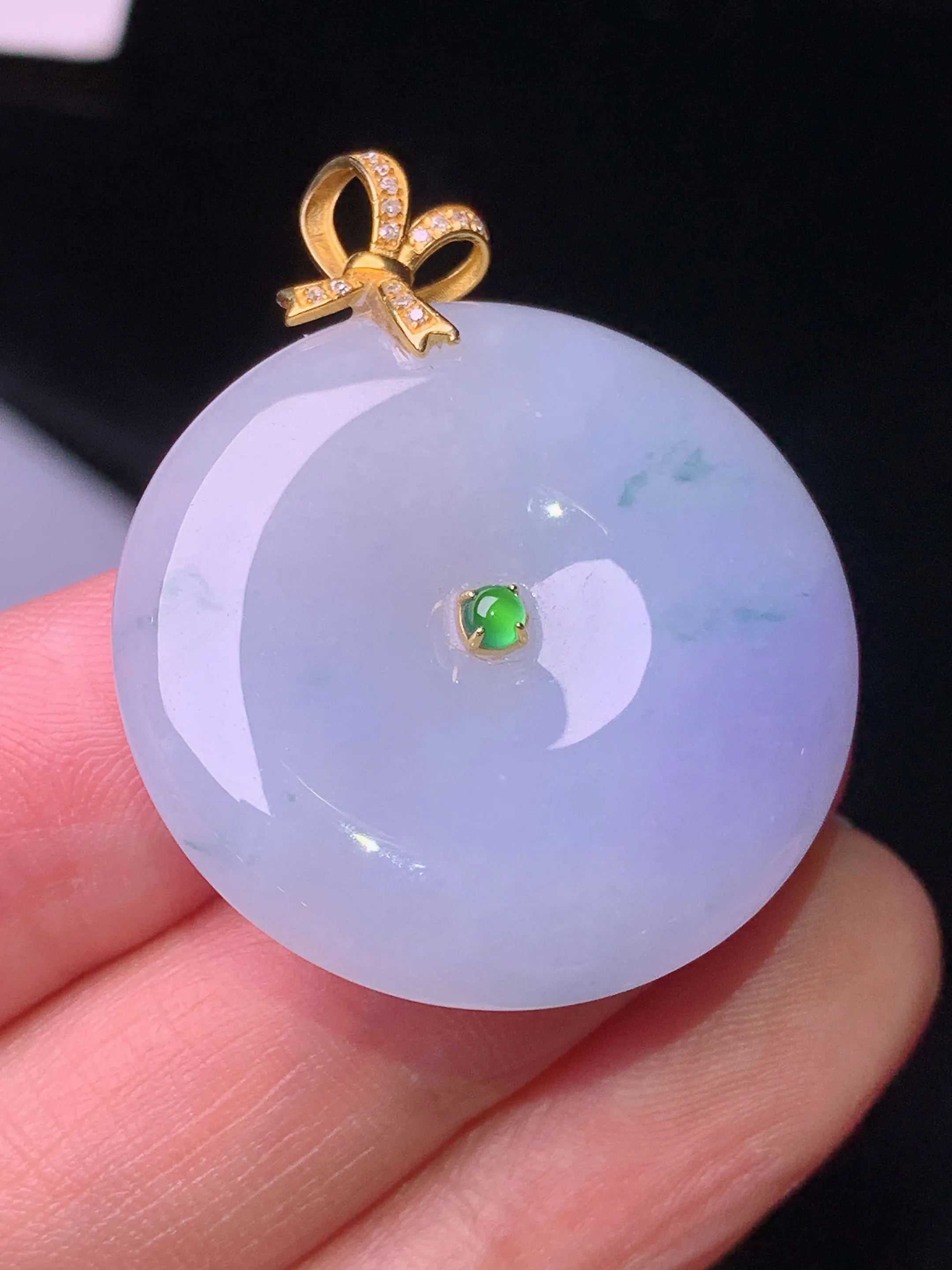 18k金钻淡紫罗兰平安扣吊坠 玉质细腻 色泽艳丽清新 整体尺寸36.6*29.2*6.3