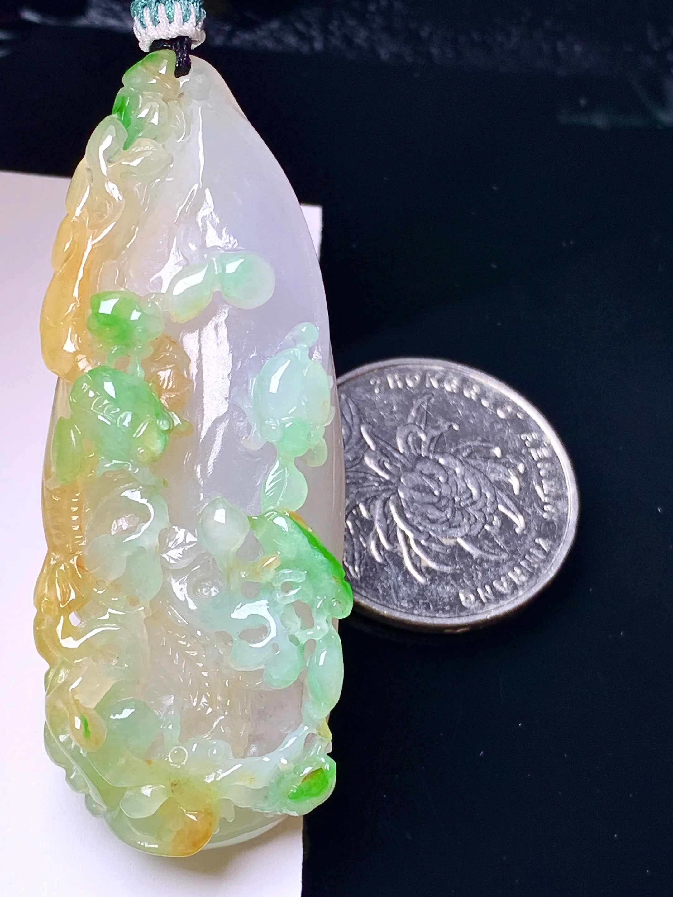 飘黄绿花开富贵吊坠 玉质细腻 色泽艳丽清新 整体尺寸57.6*23*12.5