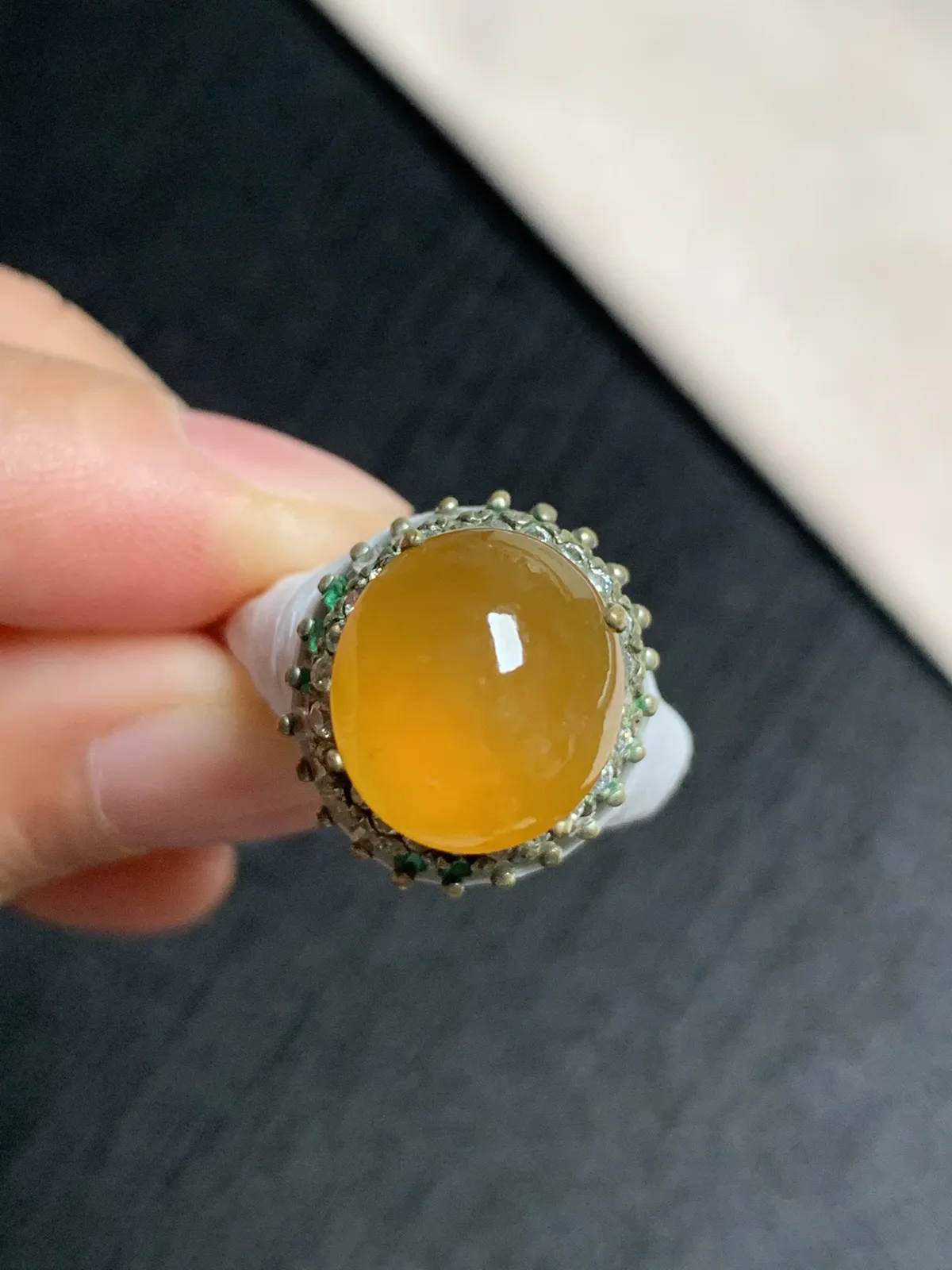 冰黄翡馒头戒面
无纹裂，种好色美品相好，色泽艳丽纯正，老坑种冰透水灵饱满圆润