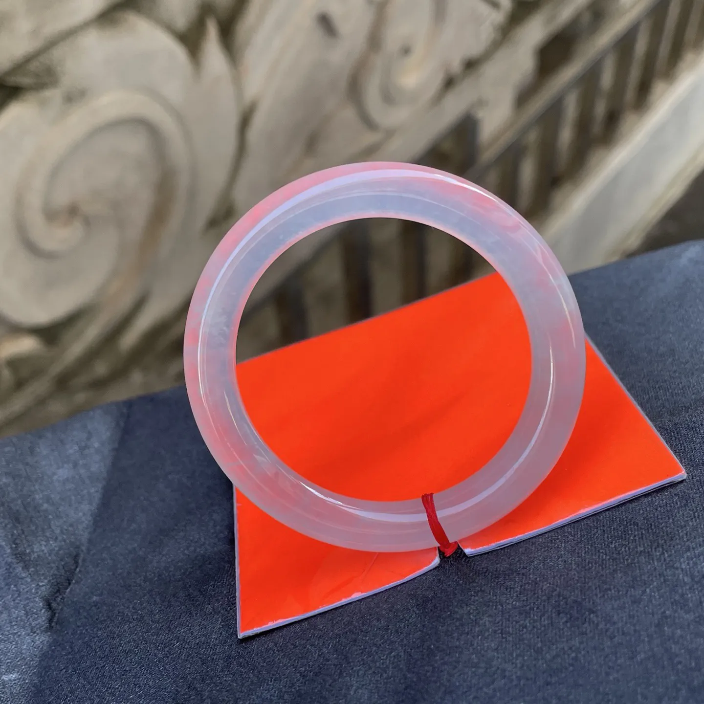 54圆条，白月光，
冰透的白清润似羊脂，素净的镯体无一丝杂色，宛若山间初融的雪水凝成的环，简约又雅致