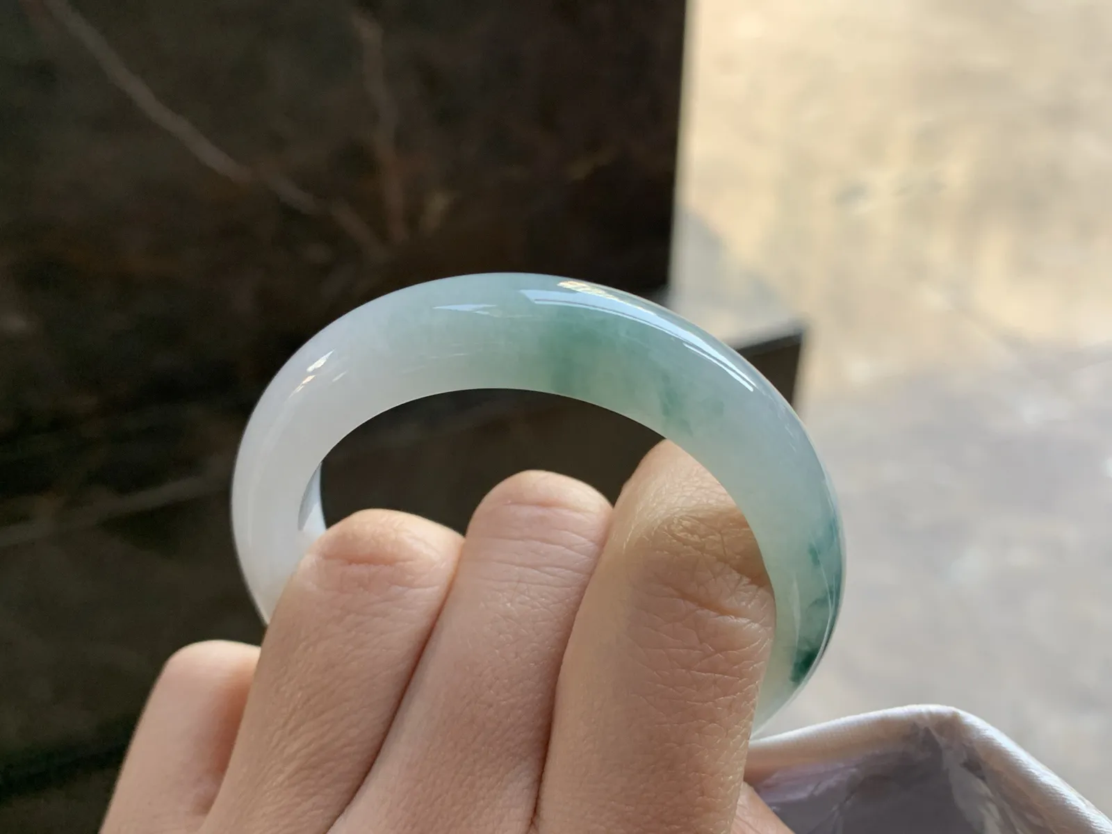 53-11-7.5

蓝花贵妃手镯^_^玉质温润 细腻 正圈51可以带