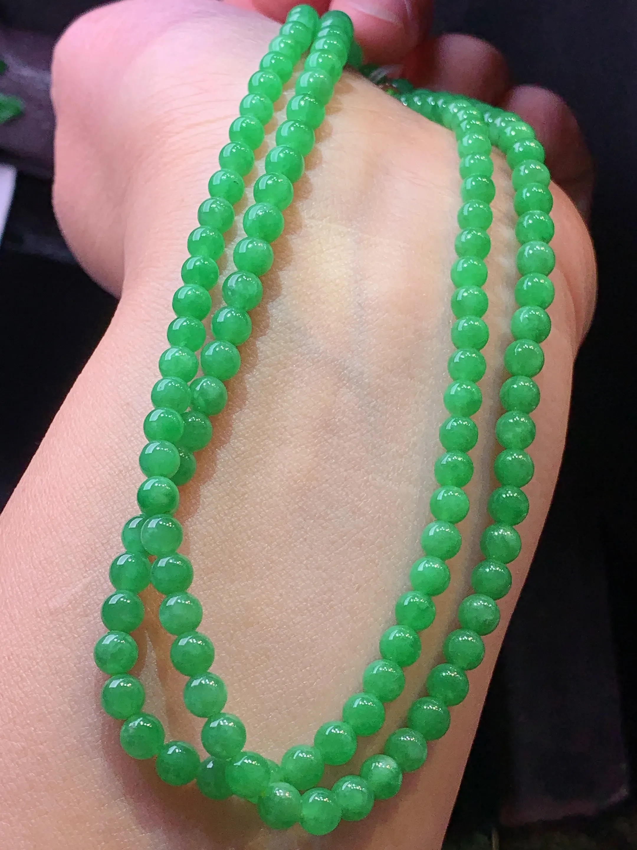翠绿圆珠项链 玉质细腻 色泽艳丽清新 整体尺寸5