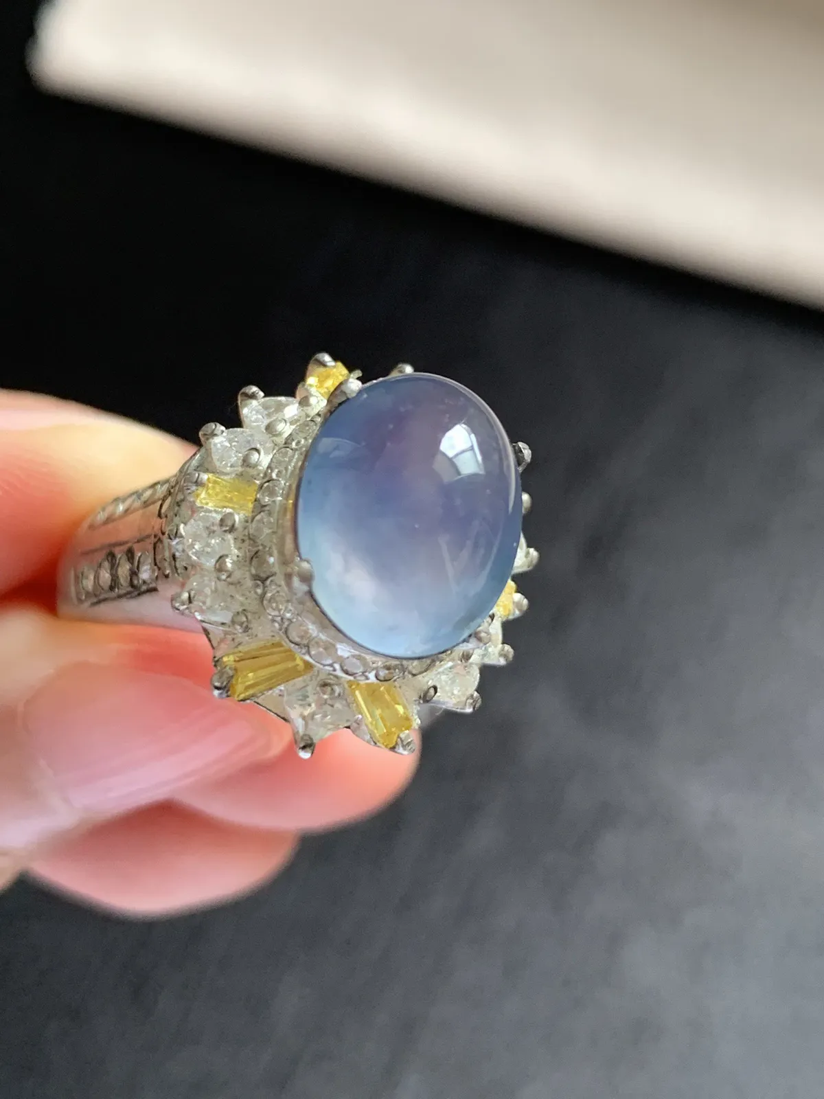 高冰紫罗兰馒头戒面
无纹裂，种好色美品相好，色泽浓郁艳丽，老坑种冰透水灵饱满圆润