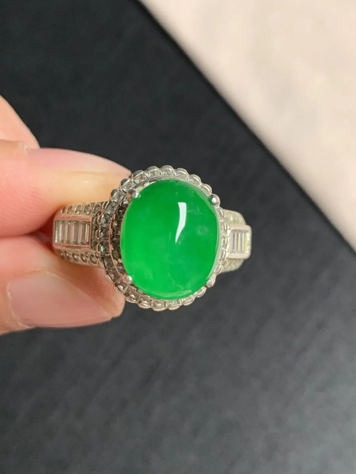 冰阳绿戒面
无纹裂，种好色好，正阳绿色泽艳丽纯正，老坑种冰透水灵