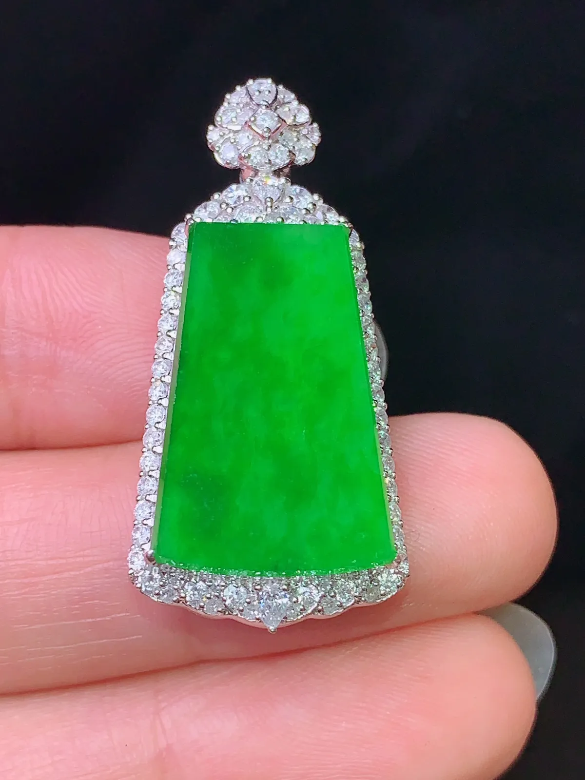 18k金钻镶嵌翠绿无事牌吊坠 玉质细腻 色泽艳丽  整体尺寸35.5*16.1*7.7