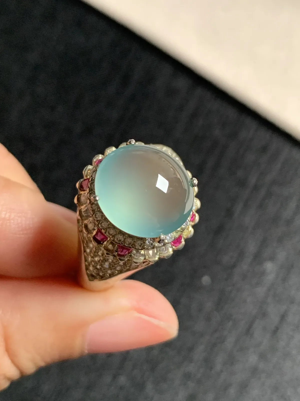 冰种天空蓝戒面
无纹裂，种好色美品相好，颜色鲜艳漂亮，老坑种冰透水灵质地细腻纯净饱满