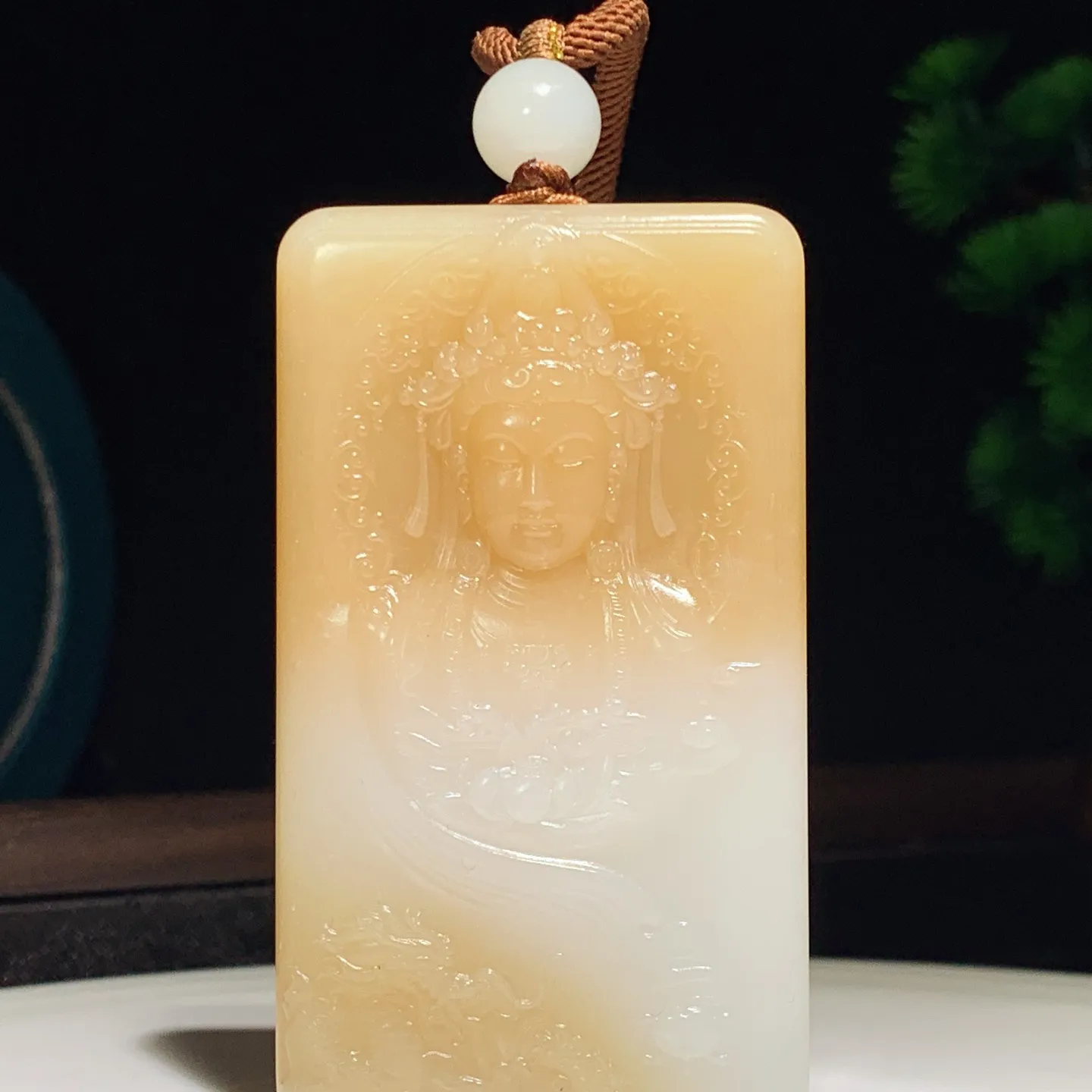 新疆和田玉羊脂白且末糖御龙观音牌子挂件。尺寸72/41/10重76克 无裂无杂 玉质细腻油润 底色纯净 脂粉好，品质好。lt250106