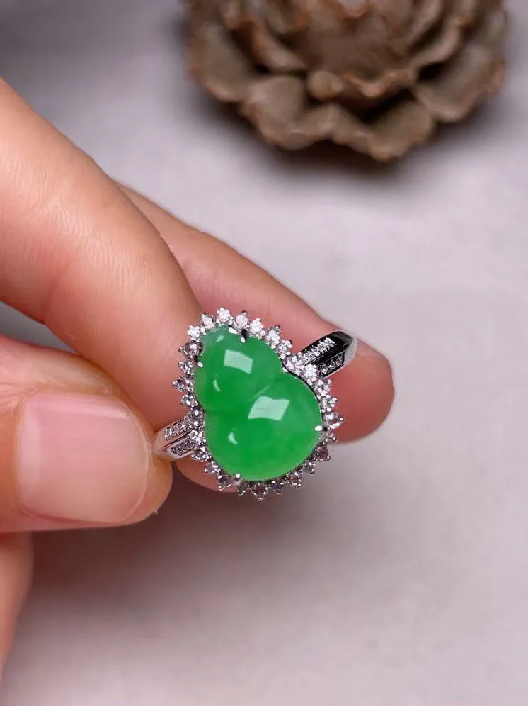 冰种阳绿葫芦戒指 、真金真钻镶嵌，种水好，玉质细腻 .裸石尺寸 11.5*8.5*