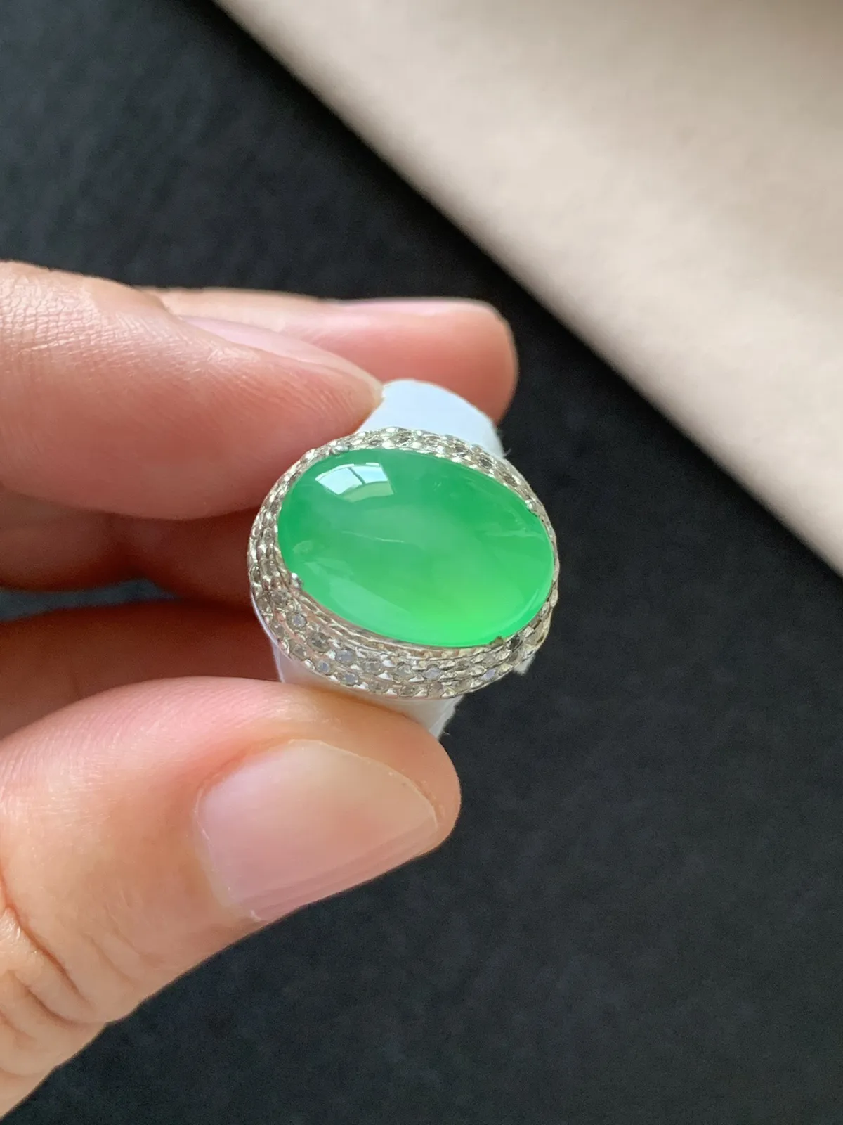 冰种甜绿戒面
无纹裂，种好色甜品相好，颜色鲜艳甜美，老坑种冰透水灵