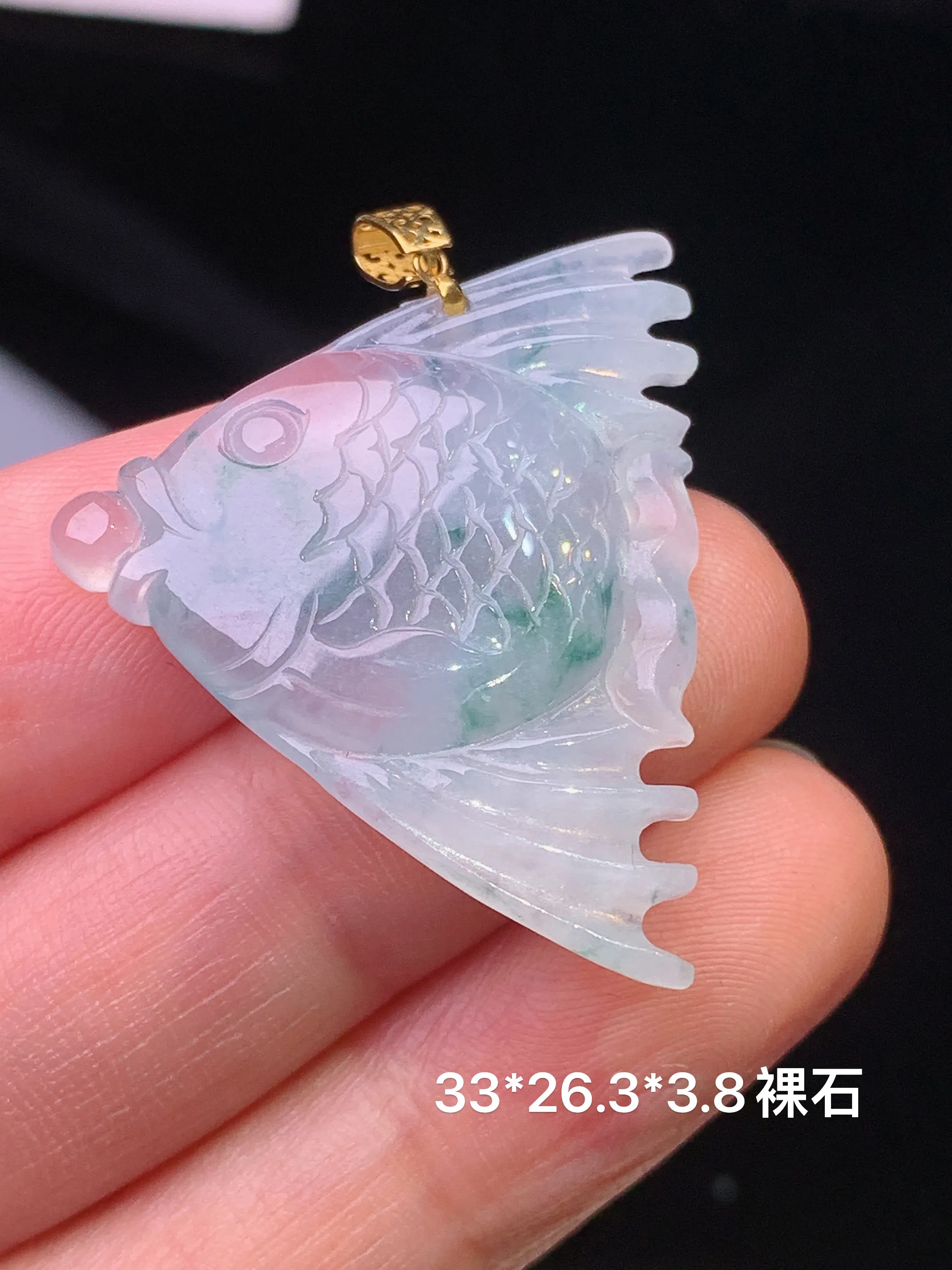 18k金镶嵌飘绿金鱼吊坠 玉质细腻 色泽艳丽清新 裸石尺寸33*26.3*3.8